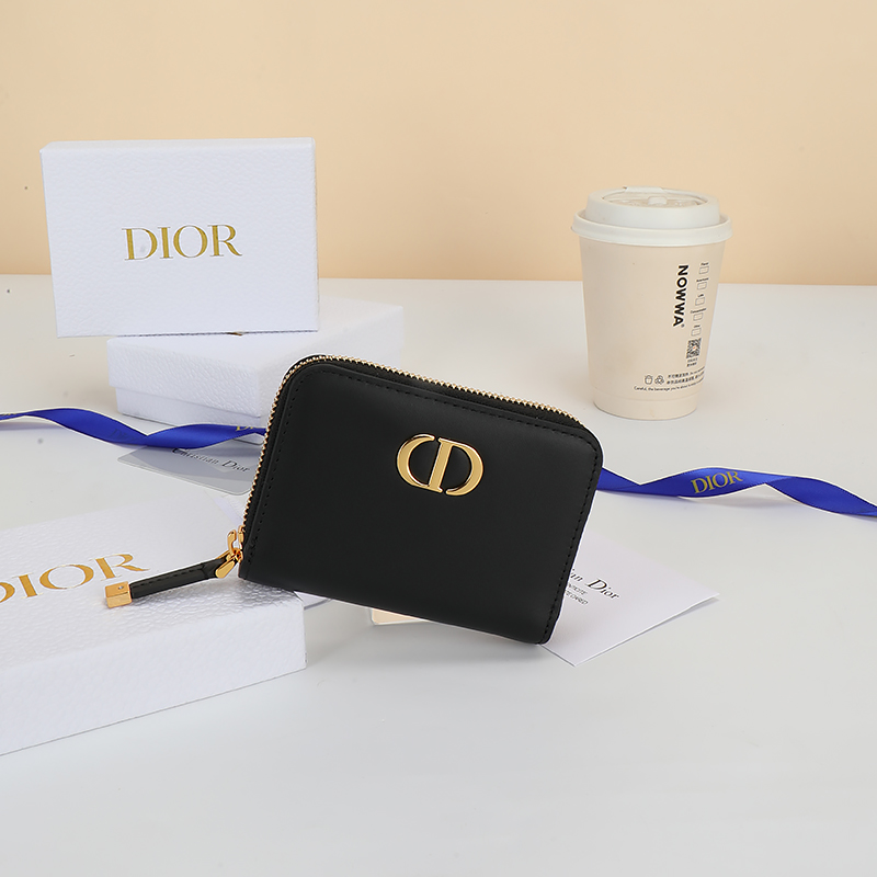 NO:853730,No.: S2155UTZQ_M928_TU Size 12×8.5cm This 30 Montaigne Voyageur small bag has a classic style and spacious space, making it an ideal daily companion. It is carefully made of calf leather and decorated with a CD logo on the front to enhance its style. Small style, fashionable and exquisite Montaigne single product combination, showing elegance., Dior wallet, dior, wallets, cowhide19860909编号:S2155UTZQ_M928_TU 尺寸12×8.5cm 这款 30 Montaigne Voyageur小包款式经典,空间宽敞,是日常的理想良伴.采用小牛皮料精心制作,正面饰以 CD 标志提升格调.小号款式,时尚精致Montaigne 单品搭配,彰显优雅气质.,Dior钱包,dior,wallets,cowhide,欧美剧