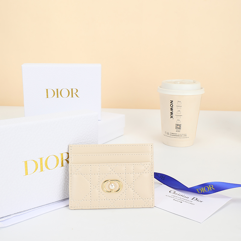 NO:853744,Number: S3103UNJB_M413_TU Size: 10.5×7.5cm This Dior Jolie Freesia card holder is an elegant and practical accessory. It is carefully made of blush beige sheep leather, decorated with cannage pattern topstitching and embellished with a CD logo decorated with resin beads. Elegant and refined, it has five card slots, suitable for various occasions, and can be matched with other Dior Jolie items., Dior wallet, dior, wallets, sheepskin19860909编号:S3103UNJB_M413_TU 尺寸:10.5×7.5cm 这款 Dior Jolie Freesia卡夹是一款优雅实用的配饰.采用胭脂米色羊皮革精心制作,饰以藤格纹缉面线,缀以树脂珠饰装饰的CD标志.高雅精致,设有五个卡槽,适合各种场合,可与其他 Dior Jolie单品搭配.,Dior钱包,dior,wallets,sheepskin,欧美剧