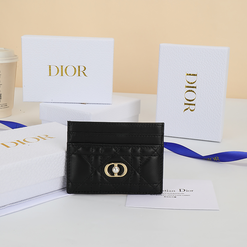 NO:853758,No.: S3103UNJB_M413_TU Size: 10.5×7.5cm This Dior Jolie Freesia card holder is an elegant and practical accessory. It is crafted from black lambskin, decorated with cannage topstitching and decorated with a CD logo decorated with resin beads. Elegant and refined, it has five card slots, suitable for various occasions, and can be matched with other Dior Jolie items., Dior wallet, dior, wallets, sheepskin19860909编号:S3103UNJB_M413_TU 尺寸:10.5×7.5cm 这款 Dior Jolie Freesia卡夹是一款优雅实用的配饰.采用黑色小羊皮革精心制作,饰以藤格纹缉面线,缀以树脂珠饰装饰的CD标志.高雅精致,设有五个卡槽,适合各种场合,可与其他 Dior Jolie单品搭配.,Dior钱包,dior,wallets,sheepskin,欧美剧