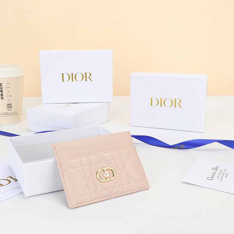 NO:853767,Number: S3103UNJB_M413_TU Size: 10.5×7.5cm This Dior Jolie Freesia card holder is an elegant and practical accessory. It is carefully made of blush pink sheep leather, decorated with cannage topstitching and decorated with CD logo decorated with resin beads. Elegant and refined, it has five card slots, suitable for various occasions, and can be matched with other Dior Jolie items., Dior wallet, dior, wallets, sheepskin19860909编号:S3103UNJB_M413_TU 尺寸:10.5×7.5cm 这款 Dior Jolie Freesia卡夹是一款优雅实用的配饰.采用胭脂粉色羊皮革精心制作,饰以藤格纹缉面线,缀以树脂珠饰装饰的CD标志.高雅精致,设有五个卡槽,适合各种场合,可与其他 Dior Jolie单品搭配.,Dior钱包,dior,wallets,sheepskin,欧美剧