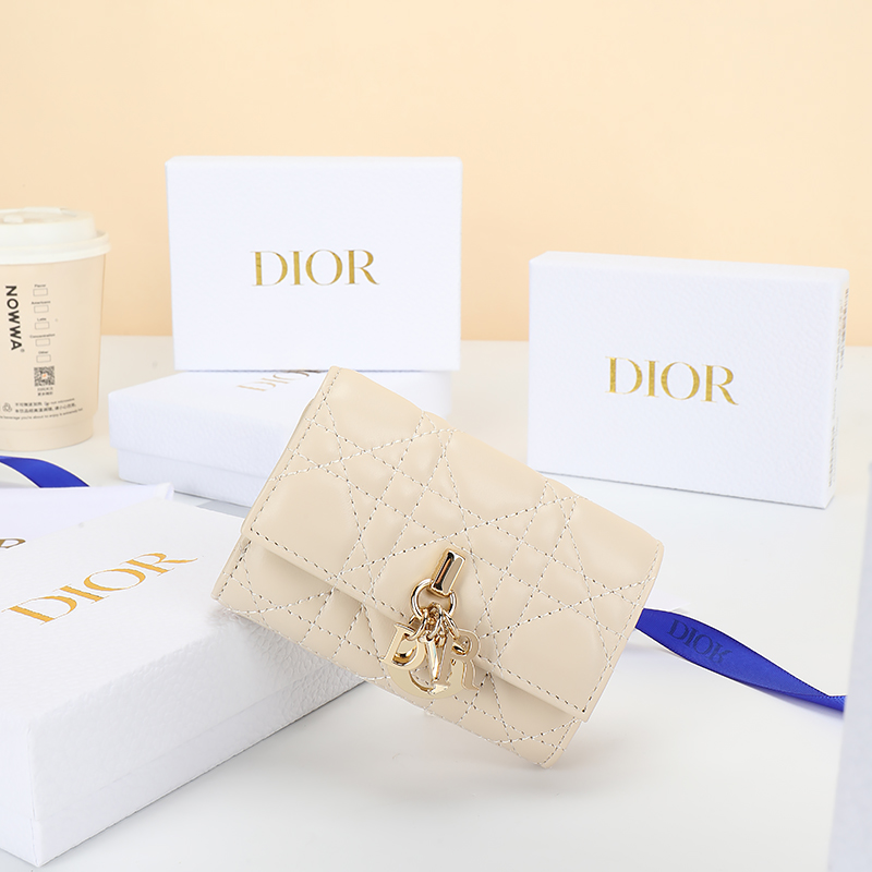 NO:853654,No. S0966OQDC_M01E_TU Size: 11x7.5x2.5cm This My Dior Glycine wallet is compact, practical and unique. It is carefully made of blush beige sheep leather, decorated with cannage pattern, and has a D.I.O.R. charm on the front to enhance the style. Elegant and refined, it can store various daily necessities, suitable for various occasions, and can also be combined with other My Dior  Matching items., Dior wallet, dior, wallets, sheepskin19860909编号S0966OQDC_M01E_TU 尺寸:11x7.5x2.5cm 这款My Dior Glycine 钱包精巧实用,别具一格.采用胭脂米色羊皮革精心制作,饰以藤格纹,正面搭配 D.I.O.R.吊饰提升格调.高雅精致,可收纳各种日常用品,适合各种场合,亦可与其他My Dior 单品搭配.,Dior钱包,dior,wallets,sheepskin,欧美剧