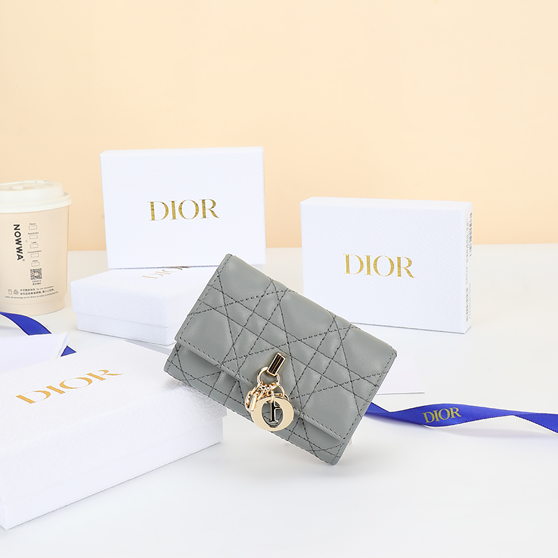 NO:853667,No. S0966OQDC_M01E_TU Size: 11x7.5x2.5cm This My Dior Glycine wallet is compact, practical and unique. It is carefully made of cloud blue sheep leather, decorated with cannage pattern, and has a D.I.O.R. charm on the front to enhance the style. Elegant and refined, it can store various daily necessities, suitable for various occasions, and can also be combined with other My Dior  Matching items., Dior wallet, dior, wallets, sheepskin19860909编号S0966OQDC_M01E_TU 尺寸:11x7.5x2.5cm 这款My Dior Glycine 钱包精巧实用,别具一格.采用云雾蓝色羊皮革精心制作,饰以藤格纹,正面搭配 D.I.O.R.吊饰提升格调.高雅精致,可收纳各种日常用品,适合各种场合,亦可与其他My Dior 单品搭配.,Dior钱包,dior,wallets,sheepskin,欧美剧