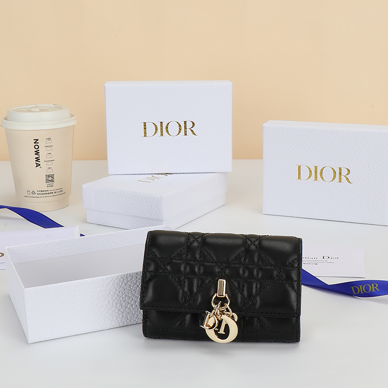 NO:853680,No. S0966OQDC_M01E_TU Size: 11x7.5x2.5cm This My Dior Glycine wallet is compact, practical and unique. It is carefully made of black sheep leather, decorated with cannage pattern, and has a D.I.O.R. charm on the front to enhance the style. Elegant and refined, it can store various daily necessities, suitable for various occasions, and can also be combined with other My Dior  Matching items., Dior wallet, dior, wallets, sheepskin19860909编号S0966OQDC_M01E_TU 尺寸:11x7.5x2.5cm 这款My Dior Glycine 钱包精巧实用,别具一格.采用黑色羊皮革精心制作,饰以藤格纹,正面搭配 D.I.O.R.吊饰提升格调.高雅精致,可收纳各种日常用品,适合各种场合,亦可与其他My Dior 单品搭配.,Dior钱包,dior,wallets,sheepskin,欧美剧