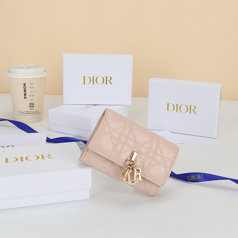 NO:853696,No. S0966OQDC_M01E_TU Size: 11x7.5x2.5cm This My Dior Glycine wallet is compact, practical and unique. It is carefully made of blush pink sheep leather, decorated with cannage pattern, and has a D.I.O.R. charm on the front to enhance the style. Elegant and refined, it can store various daily necessities, suitable for various occasions, and can also be combined with other My Dior  Matching items., Dior wallet, dior, wallets, sheepskin19860909编号S0966OQDC_M01E_TU 尺寸:11x7.5x2.5cm 这款My Dior Glycine 钱包精巧实用,别具一格.采用胭脂粉色羊皮革精心制作,饰以藤格纹,正面搭配 D.I.O.R.吊饰提升格调.高雅精致,可收纳各种日常用品,适合各种场合,亦可与其他My Dior 单品搭配.,Dior钱包,dior,wallets,sheepskin,欧美剧