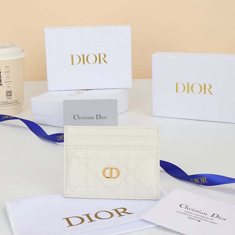 NO:853706,No. S5130UWHC_M030_TU Size 10.5×7.5cm This Dior Caro Freesia card holder is elegant and practical. It is carefully made of milky white soft cow leather and other materials, decorated with cannage pattern topstitching, and embellished with the CD logo on the front. Elegant and refined, it has five card slots, suitable for various occasions, and can be matched with other Dior Caro items., Dior wallet, dior, wallets, cowhide19860909编号S5130UWHC_M030_TU 尺寸10.5×7.5cm 这款 Dior Caro Freesia卡夹优雅实用.采用奶白色柔软牛皮革等材质精心制作,饰以藤格纹缉面线,正面点缀以CD标志.高雅精致,设有五个卡槽,适合各种场合,可与其他Dior Caro单品搭配.,Dior钱包,dior,wallets,cowhide,欧美剧