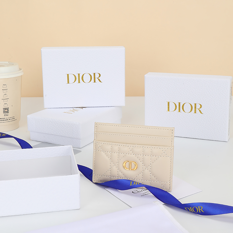 NO:853719,No. S5130UWHC_M030_TU Size 10.5×7.5cm This Dior Caro Freesia card holder is elegant and practical. It is carefully made of rouge beige soft cow leather and other materials, decorated with cannage pattern topstitching, and embellished with the CD logo on the front. Elegant and refined, it has five card slots, suitable for various occasions, and can be matched with other Dior Caro items., Dior wallet, dior, wallets, cowhide19860909编号S5130UWHC_M030_TU 尺寸10.5×7.5cm 这款 Dior Caro Freesia卡夹优雅实用.采用胭脂米色柔软牛皮革等材质精心制作,饰以藤格纹缉面线,正面点缀以CD标志.高雅精致,设有五个卡槽,适合各种场合,可与其他Dior Caro单品搭配.,Dior钱包,dior,wallets,cowhide,欧美剧