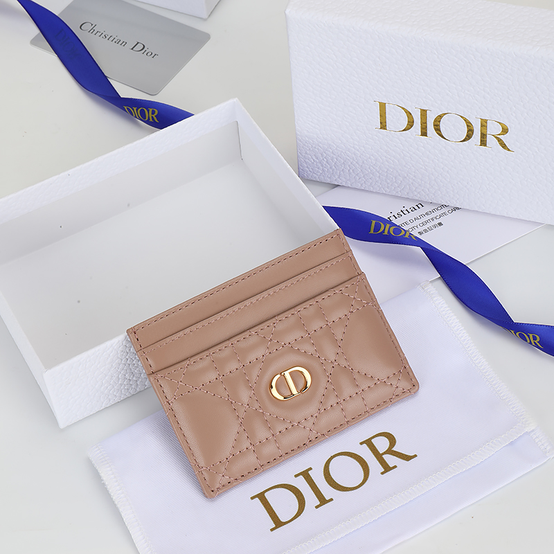 NO:853733,No. S5130UWHC_M030_TU Size 10.5×7.5cm This Dior Caro Freesia card holder is elegant and practical. It is carefully made of rose pink soft cow leather and other materials, decorated with cannage pattern topstitching, and embellished with the CD logo on the front. Elegant and refined, it has five card slots, suitable for various occasions, and can be matched with other Dior Caro items., Dior wallet, dior, wallets, cowhide19860909编号S5130UWHC_M030_TU 尺寸10.5×7.5cm 这款 Dior Caro Freesia卡夹优雅实用.采用玫瑰粉色柔软牛皮革等材质精心制作,饰以藤格纹缉面线,正面点缀以CD标志.高雅精致,设有五个卡槽,适合各种场合,可与其他Dior Caro单品搭配.,Dior钱包,dior,wallets,cowhide,欧美剧