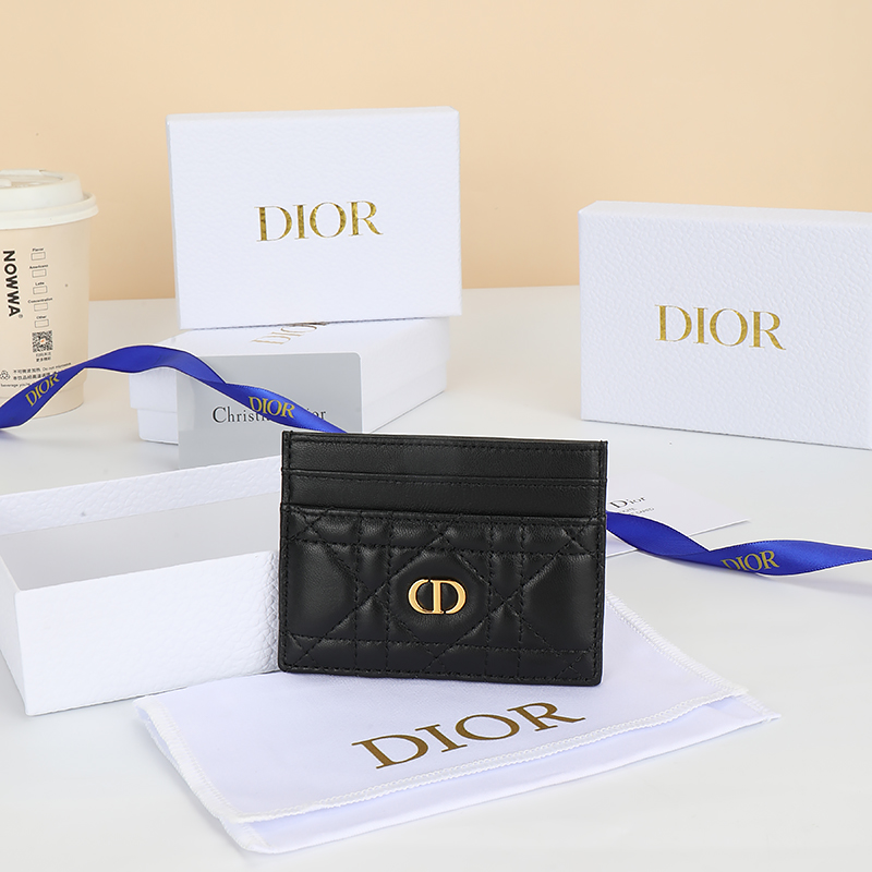 NO:853742,No. S5130UWHC_M030_TU Size 10.5×7.5cm This Dior Caro Freesia card holder is elegant and practical. It is carefully made of black soft cow leather and other materials, decorated with cannage pattern topstitching, and embellished with the CD logo on the front. Elegant and refined, it has five card slots, suitable for various occasions, and can be matched with other Dior Caro items., Dior wallet, dior, wallets, cowhide19860909编号S5130UWHC_M030_TU 尺寸10.5×7.5cm 这款 Dior Caro Freesia卡夹优雅实用.采用黑色柔软牛皮革等材质精心制作,饰以藤格纹缉面线,正面点缀以CD标志.高雅精致,设有五个卡槽,适合各种场合,可与其他Dior Caro单品搭配.,Dior钱包,dior,wallets,cowhide,欧美剧