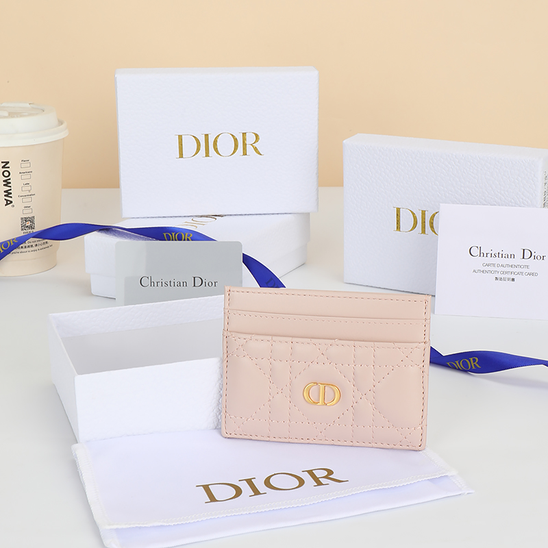 NO:853753,No. S5130UWHC_M030_TU Size 10.5×7.5cm This Dior Caro Freesia card holder is elegant and practical. It is carefully made of blush pink soft cow leather and other materials, decorated with cannage pattern topstitching, and embellished with the CD logo on the front. It is elegant and refined, with five card slots, suitable for various occasions, and can be matched with other Dior Caro items., Dior wallet, dior, wallets, cowhide19860909编号S5130UWHC_M030_TU 尺寸10.5×7.5cm 这款 Dior Caro Freesia卡夹优雅实用.采用胭脂粉色柔软牛皮革等材质精心制作,饰以藤格纹缉面线,正面点缀以CD标志.高雅精致,设有五个卡槽,适合各种场合,可与其他Dior Caro单品搭配.,Dior钱包,dior,wallets,cowhide,欧美剧