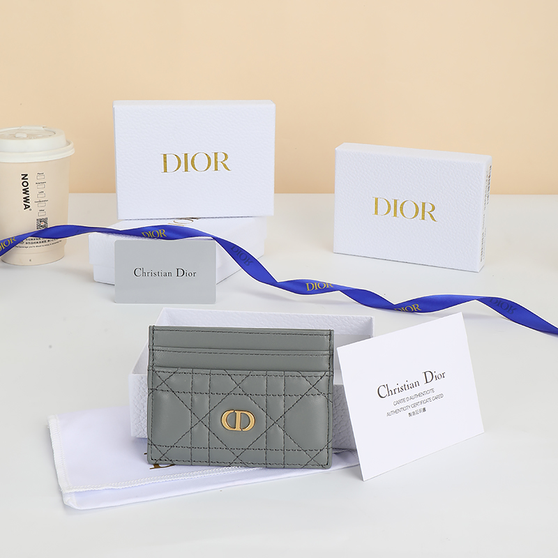 NO:853764,No. S5130UWHC_M030_TU Size 10.5×7.5cm This Dior Caro Freesia card holder is elegant and practical. It is carefully made of cloud blue soft cow leather and other materials, decorated with cannage pattern topstitching, and embellished with the CD logo on the front. It is elegant and refined, with five card slots, suitable for various occasions, and can be matched with other Dior Caro items., Dior wallet, dior, wallets, cowhide19860909编号S5130UWHC_M030_TU 尺寸10.5×7.5cm 这款 Dior Caro Freesia卡夹优雅实用.采用云雾蓝色柔软牛皮革等材质精心制作,饰以藤格纹缉面线,正面点缀以CD标志.高雅精致,设有五个卡槽,适合各种场合,可与其他Dior Caro单品搭配.,Dior钱包,dior,wallets,cowhide,欧美剧