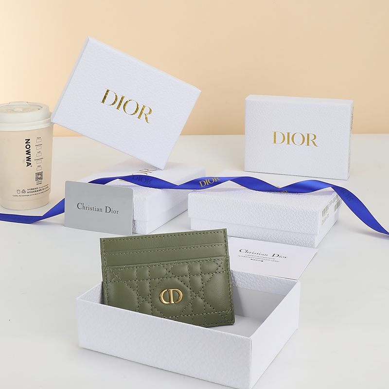 NO:853777,No. S5130UWHC_M030_TU Size 10.5×7.5cm This Dior Caro Freesia card holder is elegant and practical. It is carefully made of fantasy soft cow leather and other materials, decorated with cannage pattern topstitching, and embellished with the CD logo on the front. Elegant and refined, it has five card slots, suitable for various occasions, and can be matched with other Dior Caro items., Dior wallet, dior, wallets, cowhide19860909编号S5130UWHC_M030_TU 尺寸10.5×7.5cm 这款 Dior Caro Freesia卡夹优雅实用.采用梦幻仔色柔软牛皮革等材质精心制作,饰以藤格纹缉面线,正面点缀以CD标志.高雅精致,设有五个卡槽,适合各种场合,可与其他Dior Caro单品搭配.,Dior钱包,dior,wallets,cowhide,欧美剧