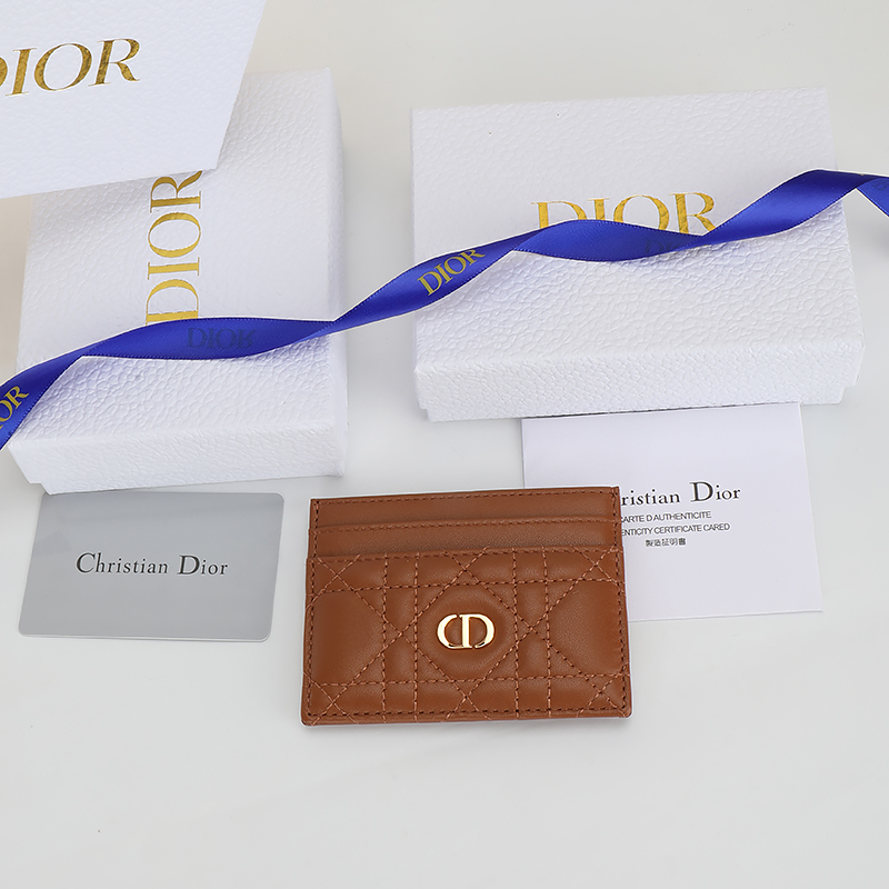 NO:853790,No. S5130UWHC_M030_TU Size 10.5×7.5cm This Dior Caro Freesia card holder is elegant and practical. It is carefully made of bronze soft cow leather and other materials, decorated with cannage pattern topstitching, and embellished with the CD logo on the front. Elegant and refined, it has five card slots, suitable for various occasions, and can be matched with other Dior Caro items., Dior wallet, dior, wallets, cowhide19860909编号S5130UWHC_M030_TU 尺寸10.5×7.5cm 这款 Dior Caro Freesia卡夹优雅实用.采用古铜色柔软牛皮革等材质精心制作,饰以藤格纹缉面线,正面点缀以CD标志.高雅精致,设有五个卡槽,适合各种场合,可与其他Dior Caro单品搭配.,Dior钱包,dior,wallets,cowhide,欧美剧