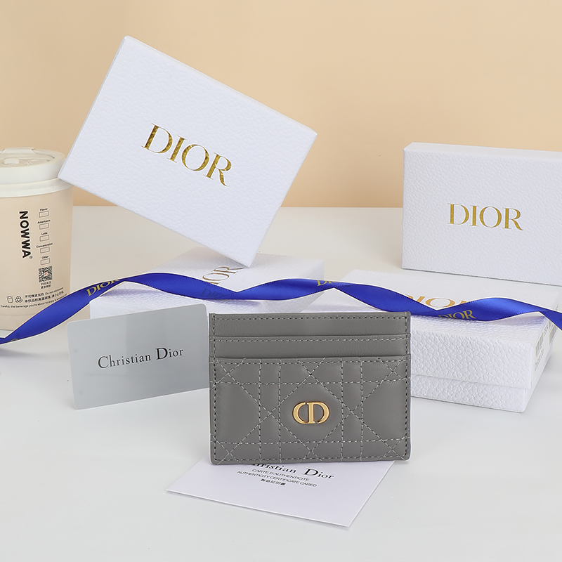 NO:853803,No. S5130UWHC_M030_TU Size 10.5×7.5cm This Dior Caro Freesia card holder is elegant and practical. It is carefully made of gray soft cow leather and other materials, decorated with cannage pattern topstitching, and embellished with the CD logo on the front. Elegant and refined, it has five card slots, suitable for various occasions, and can be matched with other Dior Caro items., Dior wallet, dior, wallets, cowhide19860909编号S5130UWHC_M030_TU 尺寸10.5×7.5cm 这款 Dior Caro Freesia卡夹优雅实用.采用灰色柔软牛皮革等材质精心制作,饰以藤格纹缉面线,正面点缀以CD标志.高雅精致,设有五个卡槽,适合各种场合,可与其他Dior Caro单品搭配.,Dior钱包,dior,wallets,cowhide,欧美剧