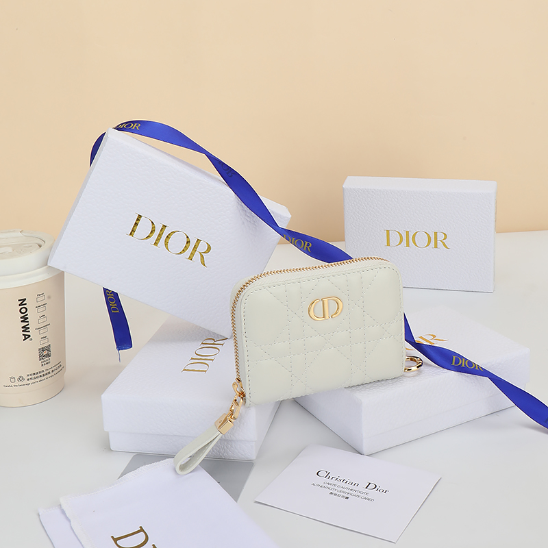 NO:853815,Number: S5304UTZQ_M928_TU Size 11×9cm This Dior Caro zipper card holder has a classic style and spacious space, making it an ideal daily companion. It is carefully made of milky white soft cow leather and other materials, decorated with cannage pattern topstitching, and embellished with the CD logo on the front. It is elegant and refined, suitable for various occasions, and can be matched with other Dior Caro items., Dior wallet, dior, wallets, cowhide19860909编号:S5304UTZQ_M928_TU 尺寸11×9cm 这款Dior Caro 拉链卡包款式经典,空间宽敞,是日常的理想良伴.采用奶白色柔软牛皮革等材质精心制作,饰以藤格纹缉面线,正面点缀以CD标志.高雅精致,适合各种场合,可与其他Dior Caro单品搭配.,Dior钱包,dior,wallets,cowhide,欧美剧