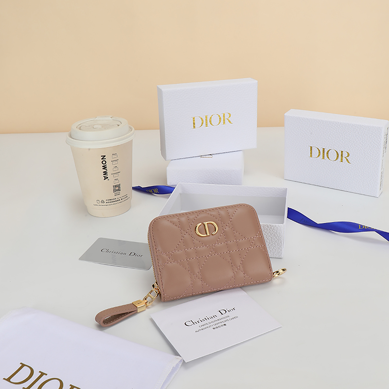 NO:853828,Number: S5304UTZQ_M928_TU Size 11×9cm This Dior Caro zipper card holder has a classic style and spacious space, making it an ideal daily companion. It is carefully made of rose pink soft cow leather and other materials, decorated with cannage pattern topstitching, and embellished with the CD logo on the front. It is elegant and refined, suitable for various occasions, and can be matched with other Dior Caro items., Dior wallet, dior, wallets, cowhide19860909编号:S5304UTZQ_M928_TU 尺寸11×9cm 这款Dior Caro 拉链卡包款式经典,空间宽敞,是日常的理想良伴.采用玫瑰粉色柔软牛皮革等材质精心制作,饰以藤格纹缉面线,正面点缀以CD标志.高雅精致,适合各种场合,可与其他Dior Caro单品搭配.,Dior钱包,dior,wallets,cowhide,欧美剧