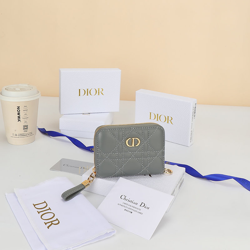 NO:853841,Number: S5304UTZQ_M928_TU Size 11×9cm This Dior Caro zipper card holder has a classic style and spacious space, making it an ideal daily companion. It is carefully made of cloud blue soft cow leather and other materials, decorated with cannage pattern topstitching, and embellished with the CD logo on the front. It is elegant and refined, suitable for various occasions, and can be matched with other Dior Caro items., Dior wallet, dior, wallets, cowhide19860909编号:S5304UTZQ_M928_TU 尺寸11×9cm 这款Dior Caro 拉链卡包款式经典,空间宽敞,是日常的理想良伴.采用云雾蓝色柔软牛皮革等材质精心制作,饰以藤格纹缉面线,正面点缀以CD标志.高雅精致,适合各种场合,可与其他Dior Caro单品搭配.,Dior钱包,dior,wallets,cowhide,欧美剧