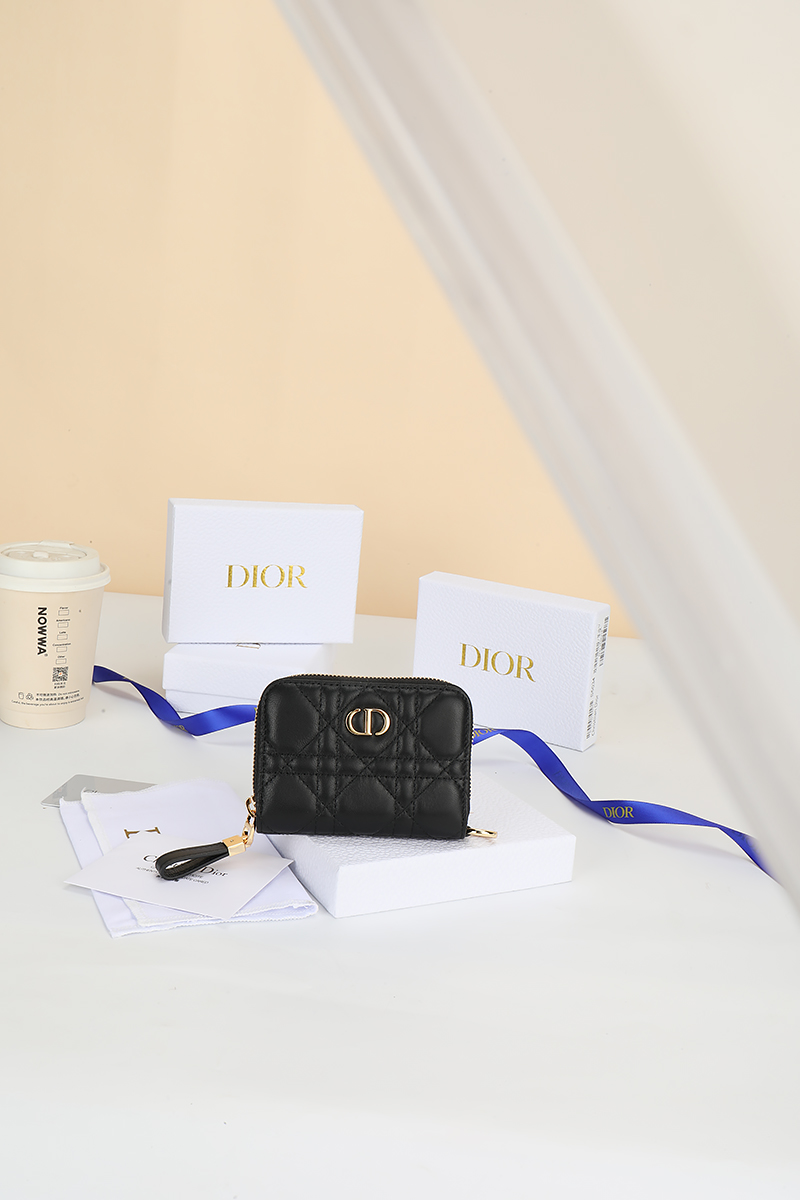 NO:853854,Number: S5304UTZQ_M928_TU Size 11×9cm This Dior Caro zipper card bag has a classic style and spacious space, making it an ideal daily companion. It is carefully made of black soft cow leather and other materials, decorated with cannage pattern topstitching, and embellished with the CD logo on the front. It is elegant and refined, suitable for various occasions, and can be matched with other Dior Caro items., Dior wallet, dior, wallets, cowhide19860909编号:S5304UTZQ_M928_TU 尺寸11×9cm 这款Dior Caro 拉链卡包款式经典,空间宽敞,是日常的理想良伴.采用黑色柔软牛皮革等材质精心制作,饰以藤格纹缉面线,正面点缀以CD标志.高雅精致,适合各种场合,可与其他Dior Caro单品搭配.,Dior钱包,dior,wallets,cowhide,欧美剧
