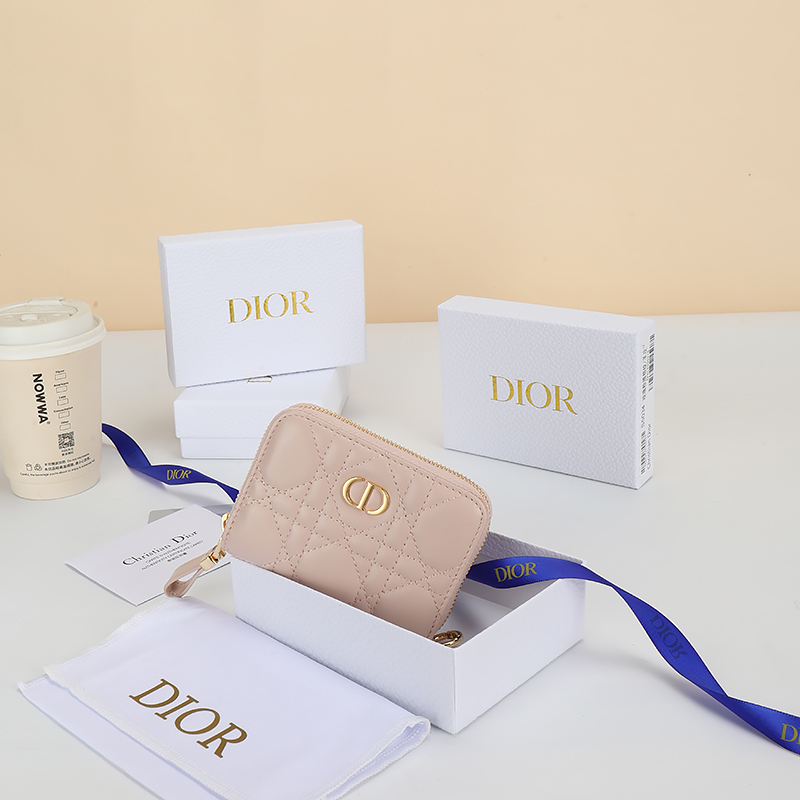 NO:853867,Number: S5304UTZQ_M928_TU Size 11×9cm This Dior Caro zipper card holder has a classic style and spacious space, making it an ideal daily companion. It is carefully made of blush pink soft cow leather and other materials, decorated with cannage pattern topstitching, and embellished with the CD logo on the front. It is elegant and refined, suitable for various occasions, and can be matched with other Dior Caro items., Dior wallet, dior, wallets, cowhide19860909编号:S5304UTZQ_M928_TU 尺寸11×9cm 这款Dior Caro 拉链卡包款式经典,空间宽敞,是日常的理想良伴.采用胭脂粉色柔软牛皮革等材质精心制作,饰以藤格纹缉面线,正面点缀以CD标志.高雅精致,适合各种场合,可与其他Dior Caro单品搭配.,Dior钱包,dior,wallets,cowhide,欧美剧