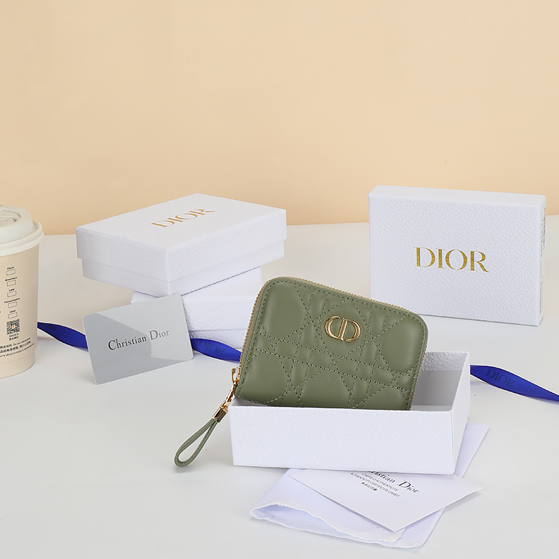 NO:853881,No.: S5304UTZQ_M928_TU Size 11×9cm This Dior Caro zipper card bag has a classic style and spacious space, making it an ideal daily companion. It is carefully made of soft cowhide leather in a dreamy color, decorated with cannage pattern topstitching, and embellished with the CD logo on the front. It is elegant and refined, suitable for various occasions, and can be matched with other Dior Caro items., Dior wallet, dior, wallets, cowhide19860909编号:S5304UTZQ_M928_TU 尺寸11×9cm 这款Dior Caro 拉链卡包款式经典,空间宽敞,是日常的理想良伴.采用梦幻仔色柔软牛皮革等材质精心制作,饰以藤格纹缉面线,正面点缀以CD标志.高雅精致,适合各种场合,可与其他Dior Caro单品搭配.,Dior钱包,dior,wallets,cowhide,欧美剧