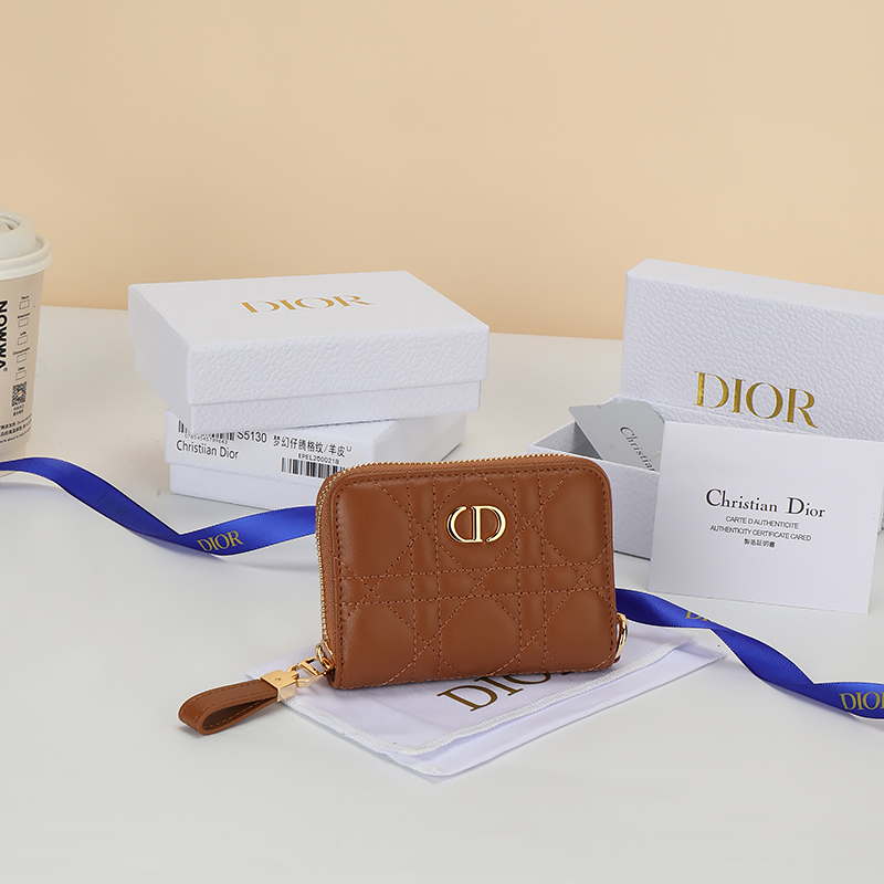 NO:853894,Number: S5304UTZQ_M928_TU Size 11×9cm This Dior Caro zipper card holder has a classic style and spacious space, making it an ideal daily companion. It is carefully made of bronze soft cow leather and other materials, decorated with cannage pattern topstitching, and embellished with the CD logo on the front. It is elegant and refined, suitable for various occasions, and can be matched with other Dior Caro items., Dior wallet, dior, wallets, cowhide19860909编号:S5304UTZQ_M928_TU 尺寸11×9cm 这款Dior Caro 拉链卡包款式经典,空间宽敞,是日常的理想良伴.采用古铜色柔软牛皮革等材质精心制作,饰以藤格纹缉面线,正面点缀以CD标志.高雅精致,适合各种场合,可与其他Dior Caro单品搭配.,Dior钱包,dior,wallets,cowhide,欧美剧