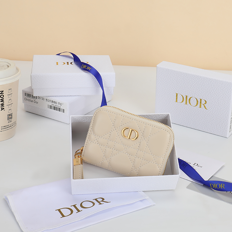 NO:853779,Number: S5304UTZQ_M928_TU Size 11×9cm This Dior Caro zipper card holder has a classic style and spacious space, making it an ideal daily companion. It is carefully made of blush beige soft cow leather and other materials, decorated with cannage pattern topstitching, and embellished with the CD logo on the front. It is elegant and refined, suitable for various occasions, and can be matched with other Dior Caro items., Dior wallet, dior, wallets, cowhide19860909编号:S5304UTZQ_M928_TU 尺寸11×9cm 这款Dior Caro 拉链卡包款式经典,空间宽敞,是日常的理想良伴.采用胭脂米色柔软牛皮革等材质精心制作,饰以藤格纹缉面线,正面点缀以CD标志.高雅精致,适合各种场合,可与其他Dior Caro单品搭配.,Dior钱包,dior,wallets,cowhide,欧美剧