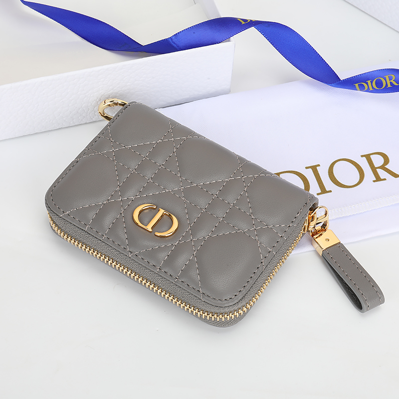 NO:853789,Number: S5304UTZQ_M928_TU Size 11×9cm This Dior Caro zipper card bag has a classic style and spacious space, making it an ideal daily companion. It is carefully made of gray soft cow leather and other materials, decorated with cannage pattern topstitching, and embellished with the CD logo on the front. It is elegant and refined, suitable for various occasions, and can be matched with other Dior Caro items., Dior wallet, dior, wallets, cowhide19860909编号:S5304UTZQ_M928_TU 尺寸11×9cm 这款Dior Caro 拉链卡包款式经典,空间宽敞,是日常的理想良伴.采用灰色柔软牛皮革等材质精心制作,饰以藤格纹缉面线,正面点缀以CD标志.高雅精致,适合各种场合,可与其他Dior Caro单品搭配.,Dior钱包,dior,wallets,cowhide,欧美剧