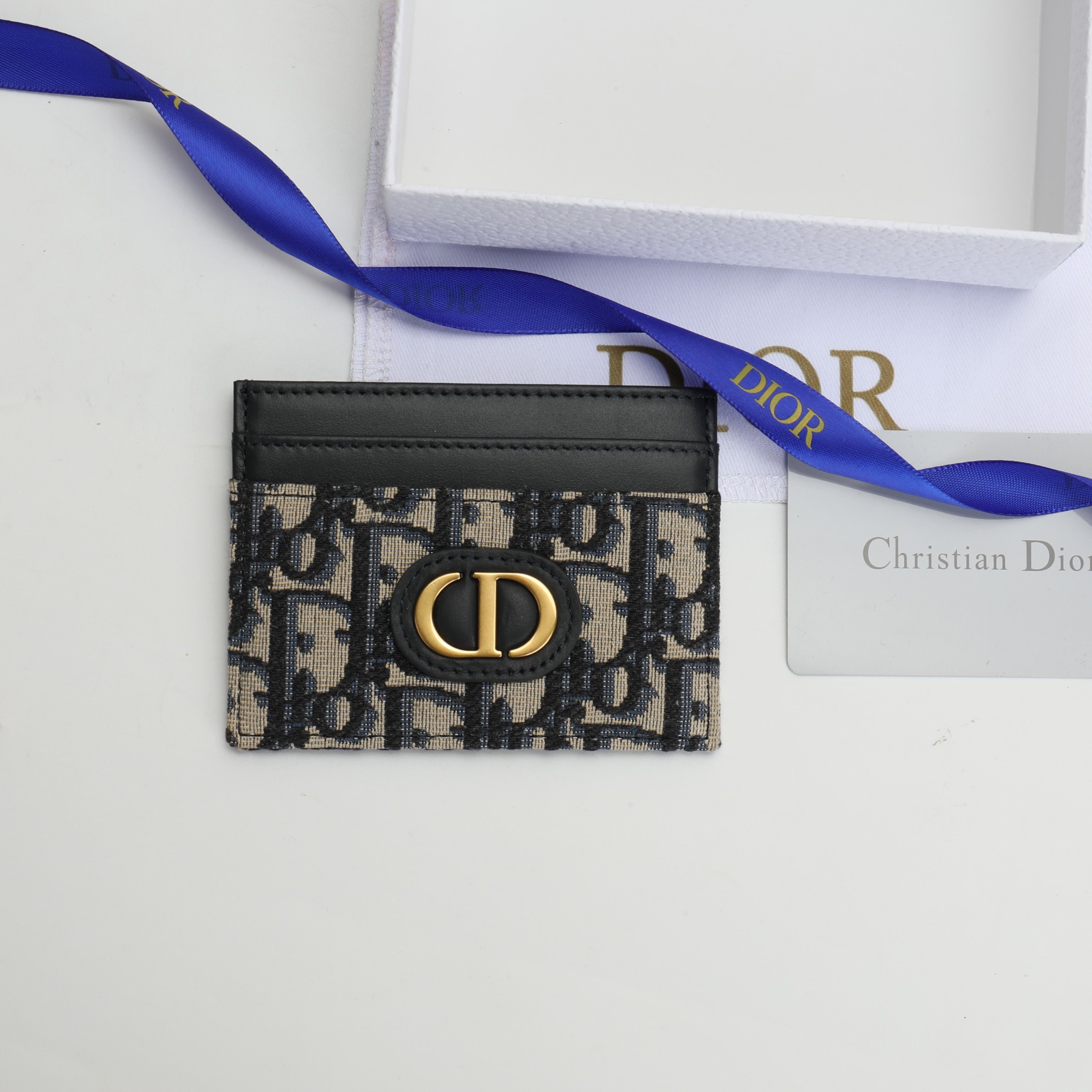 NO:853802,No. S2152UTZQ_M928_TU Size 10.5×7.5cm This 30 Montaigne Freesia card holder is elegant and practical. It is carefully made of blue Oblique printed fabric and other materials. It is decorated with the CD logo on the front and has five card slots. It is elegant and refined, suitable for various occasions, and can be matched with other 30 Montaigne items., Dior wallet, dior, wallets19860909编号S2152UTZQ_M928_TU 尺寸10.5×7.5cm 这款30 Montaigne Freesia卡夹优雅实用.采用蓝色Oblique印花面料等材质精心制作,正面饰以CD标志,设有五个卡槽.高雅精致,适合各种场合,可与其他30 Montaigne单品搭配.,Dior钱包,dior,wallets,欧美剧