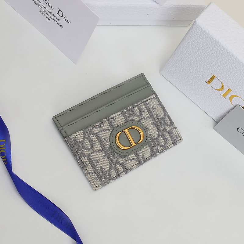 NO:853829,No. S2152UDFF_M925_TU Size 10.5×7.5cm This 30 Montaigne Freesia card holder is elegant and practical. It is carefully made of gray Oblique printed fabric and other materials. It is decorated with the CD logo on the front and has five card slots. It is elegant and refined, suitable for various occasions, and can be matched with other 30 Montaigne items., Dior wallet, dior, wallets19860909编号S2152UDFF_M925_TU 尺寸10.5×7.5cm 这款30 Montaigne Freesia卡夹优雅实用.采用灰色Oblique印花面料等材质精心制作,正面饰以CD标志,设有五个卡槽.高雅精致,适合各种场合,可与其他30 Montaigne单品搭配.,Dior钱包,dior,wallets,欧美剧
