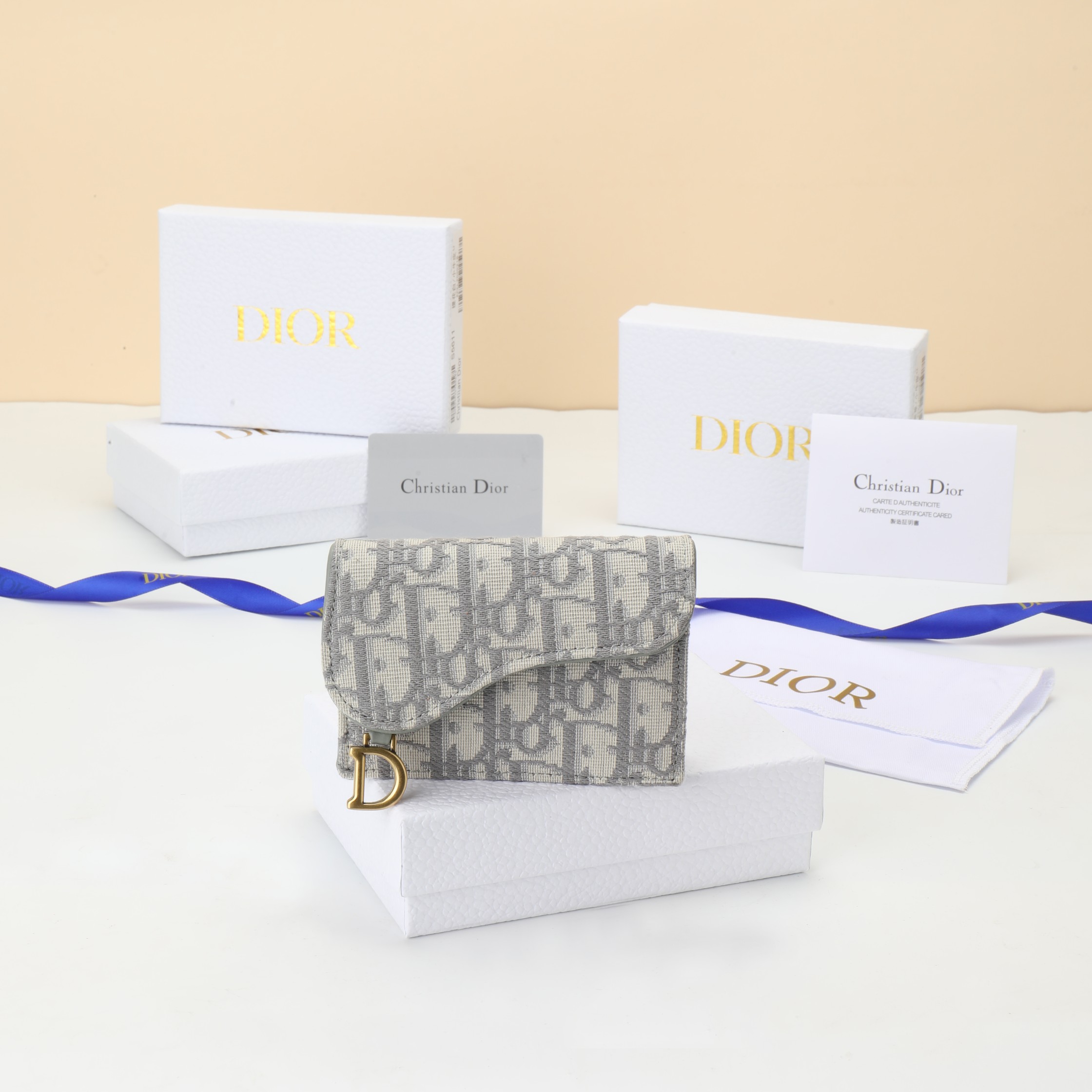NO:853906,No. S5611CTZQ_M932 Size 10.5x7x3cm This Bloom saddle card holder is compact and practical and can replace the traditional wallet. It is carefully made of gray Oblique printed fabric and other materials and can store a variety of daily necessities. The small design is convenient and practical and can be matched with other items in the saddle series., Dior wallet, dior, wallets19860909编号S5611CTZQ_M932 尺寸10.5x7x3cm 这款 Bloom 马鞍卡夹精巧实用,可替代传统的钱包.采用灰色 Oblique印花面料等材质精心制作,可收纳各种日常用品.小号设 计方便实用,可与马鞍系列其他单品搭配.,Dior钱包,dior,wallets,欧美剧