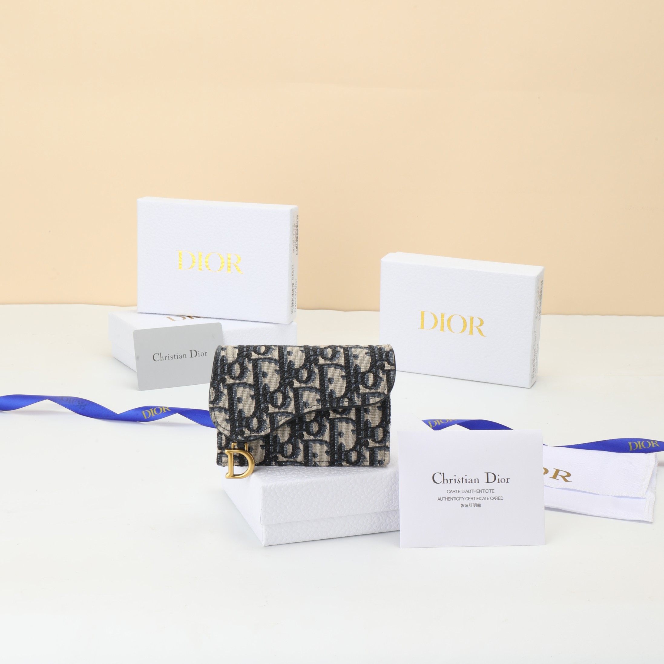 NO:853919,No. S5611CTZQ_M932 Size 10.5x7x3cm. This Bloom saddle card holder is compact and practical and can replace the traditional wallet. It is carefully made of blue Oblique printed fabric and other materials and can store a variety of daily necessities. The small design is convenient and practical and can be matched with other items in the saddle series., Dior wallet, dior, wallets19860909编号S5611CTZQ_M932 尺寸10.5x7x3cm. 这款 Bloom 马鞍卡夹精巧实用,可替代传统的钱包.采用蓝色 Oblique印花面料等材质精心制作,可收纳各种日常用品.小号设 计方便实用,可与马鞍系列其他单品搭配.,Dior钱包,dior,wallets,欧美剧