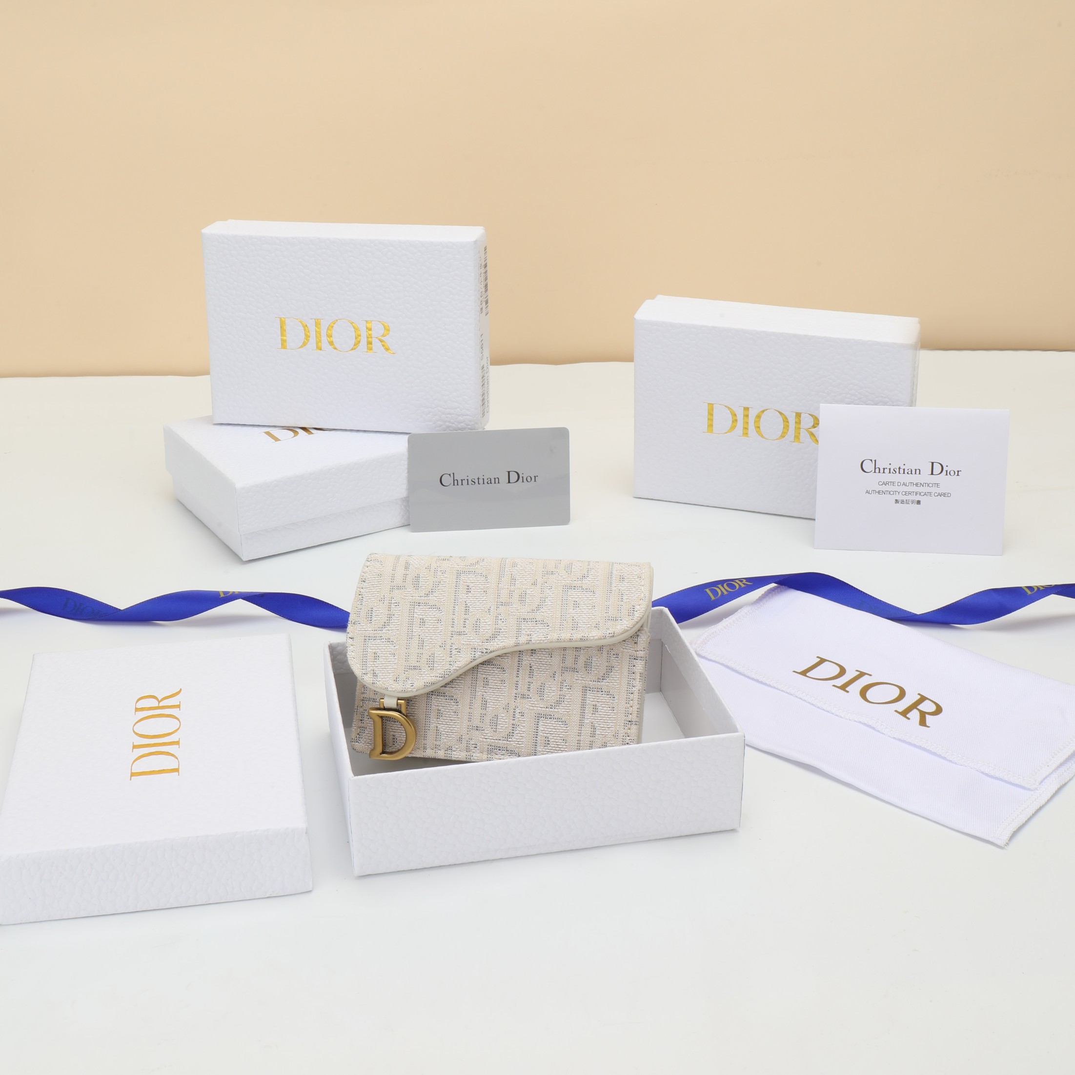 NO:853941,No. S5611CTZQ_M932 Size 10.5x7x3cm. This Bloom saddle card holder is compact and practical and can replace the traditional wallet. It is carefully made of white Oblique printed fabric and other materials and can store a variety of daily necessities. The small design is convenient and practical and can be matched with other items in the saddle series., Dior wallet, dior, wallets19860909编号S5611CTZQ_M932 尺寸10.5x7x3cm. 这款 Bloom 马鞍卡夹精巧实用,可替代传统的钱包.采用白色 Oblique印花面料等材质精心制作,可收纳各种日常用品.小号设 计方便实用,可与马鞍系列其他单品搭配.,Dior钱包,dior,wallets,欧美剧