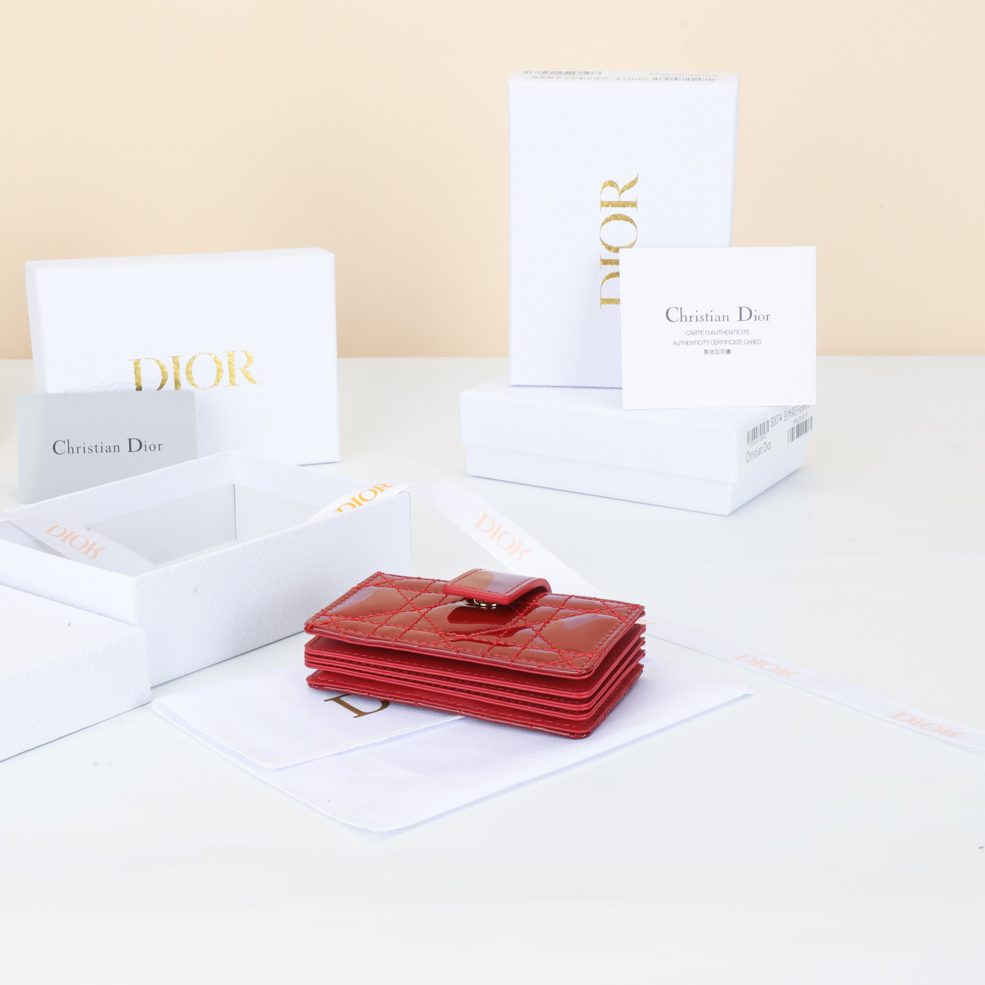 NO:852865,Number: S00740VRB_M51U Size 10.4×7×2cm This Lady Dior Jasmine card holder is decorated with classic cannage pattern topstitching, paying tribute to the exquisite craftsmanship of Dior leather craftsmen. Carefully crafted from garnet red patent cow leather, it is precise and practical and can store a variety of daily necessities. Decorated with gussets, with removable D.I.O.R. charms and strap snap closures, it can be combined with other Lady  Match Dior items to create matching looks.,Dior wallet,dior,wallets,cowhide19860909编号:S00740VRB_M51U 尺寸10.4×7×2cm 这款 Lady Dior Jasmine 卡夹饰有经典的藤格纹缉面线,向 Dior皮 革工匠的精湛工艺致敬.采石榴红色漆皮牛皮革精心制作,精 实用,可收纳各种日常用品.饰以三角形衬料,搭配可拆卸 D.I.O.R.吊饰和饰带按扣开合,可与其他 Lady Dior单品搭配,打 造配套造型.,Dior钱包,dior,wallets,cowhide,欧美剧