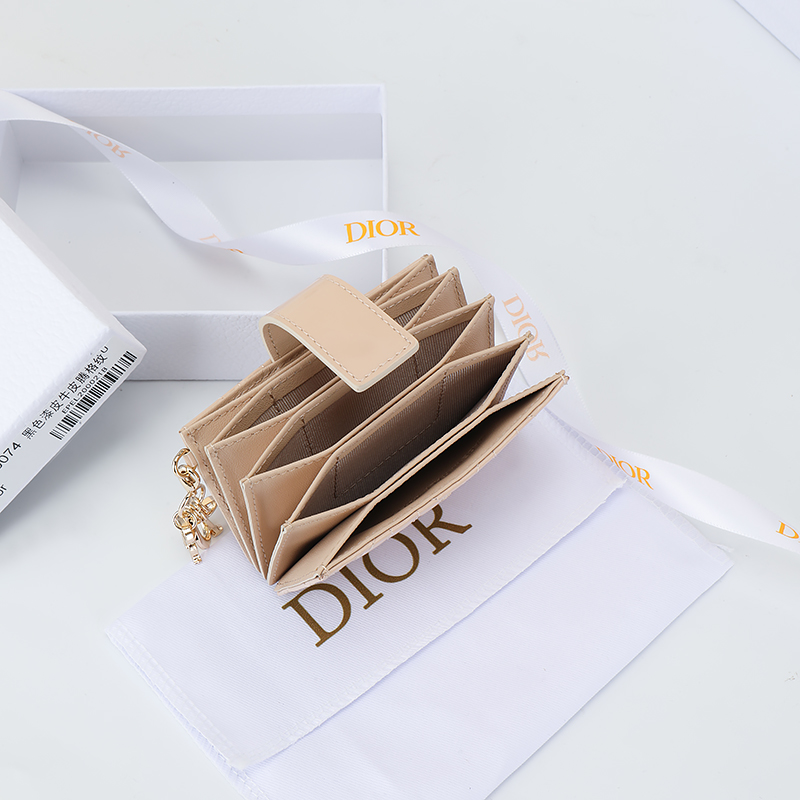 NO:852896,Number: S00740VRB_M51U Size 10.4×7×2cm This Lady Dior Jasmine card holder is decorated with classic cannage pattern topstitching, paying tribute to the exquisite craftsmanship of Dior leather craftsmen. Carefully crafted from bean paste pink patent leather, it is sophisticated and practical and can store a variety of daily necessities. Decorated with gussets, with removable D.I.O.R. charms and strap snap closures, it can be combined with other Lady Dior bags.  Match Dior items to create matching looks.,Dior wallet,dior,wallets,cowhide19860909编号:S00740VRB_M51U 尺寸10.4×7×2cm 这款 Lady Dior Jasmine 卡夹饰有经典的藤格纹缉面线,向 Dior皮 革工匠的精湛工艺致敬.采豆沙粉色漆皮牛皮革精心制作,精 实用,可收纳各种日常用品.饰以三角形衬料,搭配可拆卸 D.I.O.R.吊饰和饰带按扣开合,可与其他 Lady Dior单品搭配,打 造配套造型.,Dior钱包,dior,wallets,cowhide,欧美剧