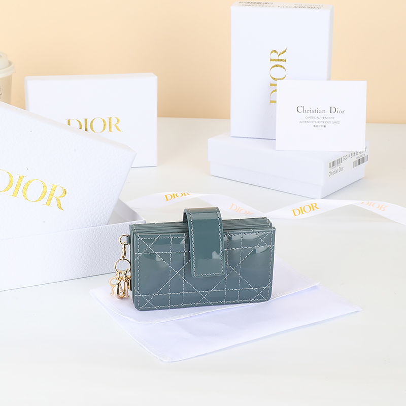 NO:852915,Number: S00740VRB_M51U Size 10.4×7×2cm This Lady Dior Jasmine card holder is decorated with classic cannage pattern topstitching, paying tribute to the exquisite craftsmanship of Dior leather craftsmen. Carefully crafted from haze blue patent cow leather, it is precise and practical and can store a variety of daily necessities. Decorated with gussets, with removable D.I.O.R. charms and strap snap closures, it can be combined with other Lady Dior Jasmine card holders.  Match Dior items to create matching looks.,Dior wallet,dior,wallets,cowhide19860909编号:S00740VRB_M51U 尺寸10.4×7×2cm 这款 Lady Dior Jasmine 卡夹饰有经典的藤格纹缉面线,向 Dior皮 革工匠的精湛工艺致敬.采雾霾蓝色漆皮牛皮革精心制作,精 实用,可收纳各种日常用品.饰以三角形衬料,搭配可拆卸 D.I.O.R.吊饰和饰带按扣开合,可与其他 Lady Dior单品搭配,打 造配套造型.,Dior钱包,dior,wallets,cowhide,欧美剧