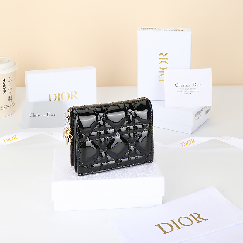 NO:852925,No.: S01780VRB_M323_TU Size 11×9×2cm This Lady Dior Gardenia wallet has a compact design and spacious space. It is carefully made of black patent cow leather, with cannage pattern topstitching and detachable D.I.O.R. charms to create a fashionable and classic look. Mini style, can store various daily necessities, and can also be easily matched with Lady Di or  Other items in the series create matching looks. Dior wallet, dior, wallets, cowhide19860909编号: S01780VRB_M323_TU 尺寸11×9×2cm 这款 Lady D ior Gardenia钱包设计精巧,空间宽敞.采用黑色漆 皮牛皮革精心制作,搭配藤格纹缉面线和可拆卸的 D.I.O.R.吊饰 打造时尚经典的造型.迷你款式,可收纳各种日常用品,亦可轻松 搭配 Lady Di or 系列的其他单品,打造配套的造型.,Dior钱包,dior,wallets,cowhide,欧美剧