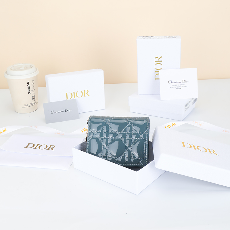NO:852945,No.: S01780VRB_M323_TU Size 11×9×2cm This Lady Dior Gardenia wallet has a compact design and spacious space. It is carefully made of haze blue lacquered cow leather, with cannage pattern topstitching and detachable D.I.O.R. charms to create a fashionable and classic look. Mini style, it can store various daily necessities, and can also be easily matched with Lady Di or  Other items in the series create matching looks. Dior wallet, dior, wallets, cowhide19860909编号: S01780VRB_M323_TU 尺寸11×9×2cm 这款 Lady D ior Gardenia钱包设计精巧,空间宽敞.采用雾霾蓝漆 皮牛皮革精心制作,搭配藤格纹缉面线和可拆卸的 D.I.O.R.吊饰 打造时尚经典的造型.迷你款式,可收纳各种日常用品,亦可轻松 搭配 Lady Di or 系列的其他单品,打造配套的造型.,Dior钱包,dior,wallets,cowhide,欧美剧