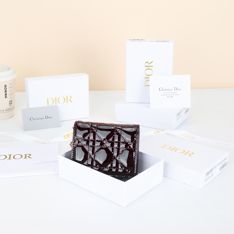 NO:852956,No.: S01780VRB_M323_TU Size 11×9×2cm This Lady Dior Gardenia wallet has a compact design and spacious space. It is carefully made of brown patent cow leather, with cannage pattern topstitching and removable D.I.O.R. charms to create a fashionable and classic look. Mini style, it can store various daily necessities, and can also be easily matched with Lady Di or  Other items in the series create matching looks. Dior wallet, dior, wallets, cowhide19860909编号: S01780VRB_M323_TU 尺寸11×9×2cm 这款 Lady D ior Gardenia钱包设计精巧,空间宽敞.采用褐棕色漆 皮牛皮革精心制作,搭配藤格纹缉面线和可拆卸的 D.I.O.R.吊饰 打造时尚经典的造型.迷你款式,可收纳各种日常用品,亦可轻松 搭配 Lady Di or 系列的其他单品,打造配套的造型.,Dior钱包,dior,wallets,cowhide,欧美剧