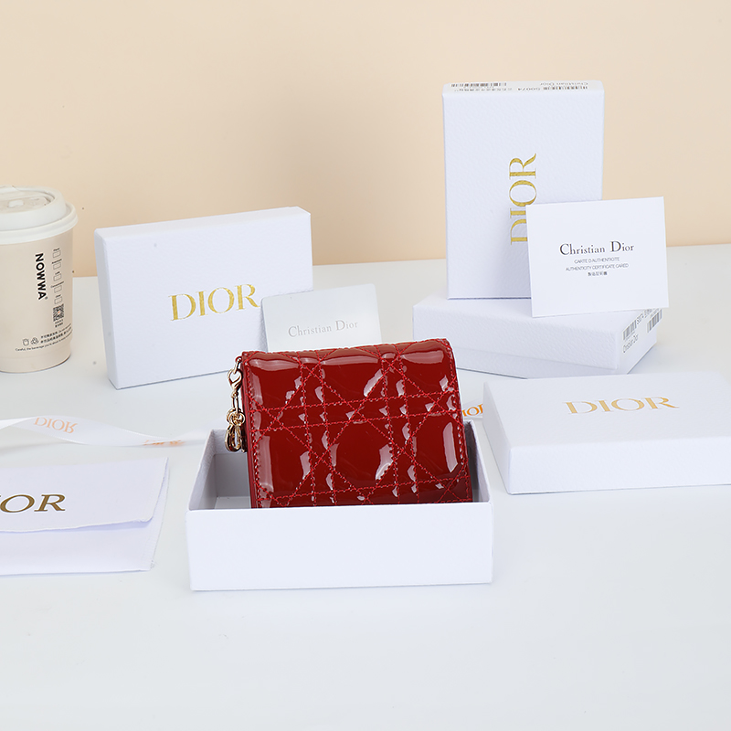 NO:852972,No.: S01780VRB_M323_TU Size 11×9×2cm This Lady Dior Gardenia wallet has a compact design and spacious space. It is carefully made of pomegranate red patent cow leather, with cannage pattern topstitching and removable D.I.O.R. charms to create a fashionable and classic look. Mini style, it can store various daily necessities, and can also be easily matched with Lady Di or  Other items in the series create matching looks. Dior wallet, dior, wallets, cowhide19860909编号: S01780VRB_M323_TU 尺寸11×9×2cm 这款 Lady D ior Gardenia钱包设计精巧,空间宽敞.采用石榴红漆 皮牛皮革精心制作,搭配藤格纹缉面线和可拆卸的 D.I.O.R.吊饰 打造时尚经典的造型.迷你款式,可收纳各种日常用品,亦可轻松 搭配 Lady Di or 系列的其他单品,打造配套的造型.,Dior钱包,dior,wallets,cowhide,欧美剧