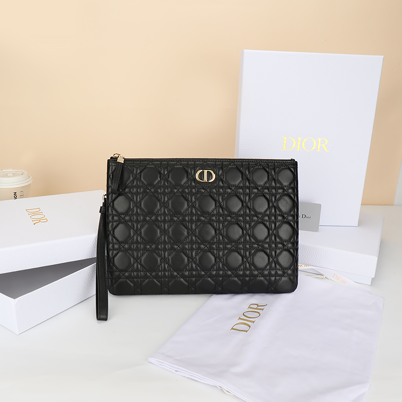 NO:852979,No. S3399UWHC_M900_TU Size 30×21.5cm This Dior Caro Daily clutch bag is an elegant and practical item. It is carefully made of black soft sheep leather, decorated with classic cannage pattern and embellished with the CD logo on the front. Large style, can store a variety of daily necessities, with a detachable wrist strap, can be held in hand or put in a handbag., Dior wallet, dior, wallets, handbag, sheepskin19860909编号S3399UWHC_M900_TU 尺寸30×21.5cm 这款 Dior Caro Daily手拿包是一款优雅实用的单品.采用黑色柔软 羊皮革精心制作,饰以经典的藤格纹缉面线正面点缀以CD标 志.大号款式,可收纳各种日常用品,搭配可拆卸腕带,可手拿或 放入手袋中.,Dior钱包,dior,wallets,handbag,sheepskin,欧美剧