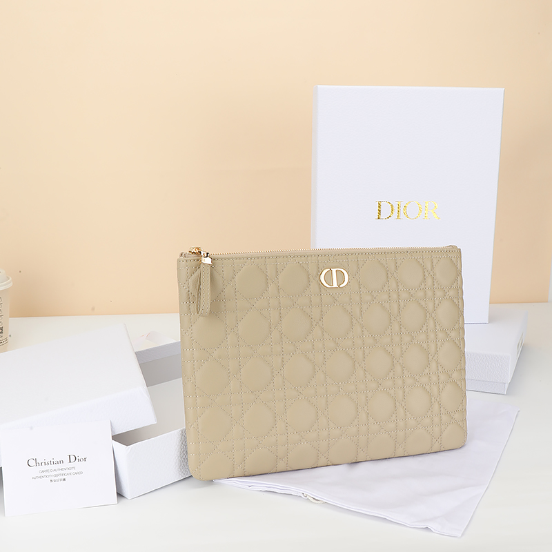 NO:852986,No. S3399UWHC_M900_TU Size 30×21.5cm This Dior Caro Daily clutch bag is an elegant and practical item. It is carefully made of apricot soft sheep leather and decorated with classic cannage pattern and embellished with CD logo on the front. Large style, can store various daily necessities, with detachable wrist strap, can be held by hand or  Put it in your handbag.,Dior wallet,dior,wallets,handbag,sheepskin19860909编号S3399UWHC_M900_TU 尺寸30×21.5cm 这款 Dior Caro Daily手拿包是一款优雅实用的单品.采用杏色柔软 羊皮革精心制作,饰以经典的藤格纹缉面线正面点缀以CD标 志.大号款式,可收纳各种日常用品,搭配可拆卸腕带,可手拿或 放入手袋中.,Dior钱包,dior,wallets,handbag,sheepskin,欧美剧