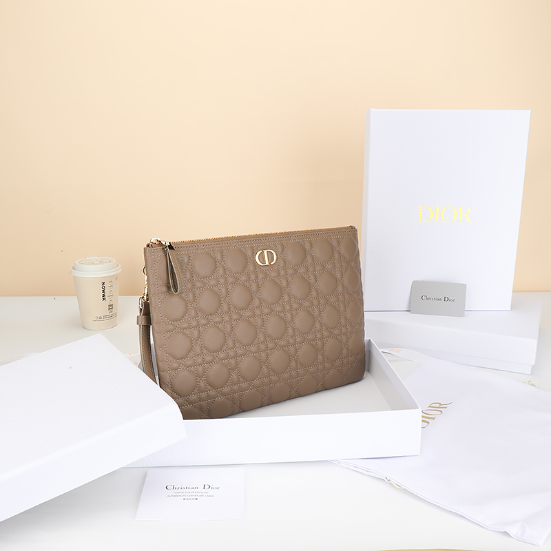 NO:852995,No. S3399UWHC_M900_TU Size 30×21.5cm This Dior Caro Daily clutch bag is an elegant and practical item. It is carefully made of gray soft sheep leather, decorated with classic cannage pattern and embellished with the CD logo on the front. Large style, can store a variety of daily necessities, with a detachable wrist strap, can be held in hand or put in a handbag., Dior wallet, dior, wallets, handbag, sheepskin19860909编号S3399UWHC_M900_TU 尺寸30×21.5cm 这款 Dior Caro Daily手拿包是一款优雅实用的单品.采用灰色柔软 羊皮革精心制作,饰以经典的藤格纹缉面线正面点缀以CD标 志.大号款式,可收纳各种日常用品,搭配可拆卸腕带,可手拿或 放入手袋中.,Dior钱包,dior,wallets,handbag,sheepskin,欧美剧