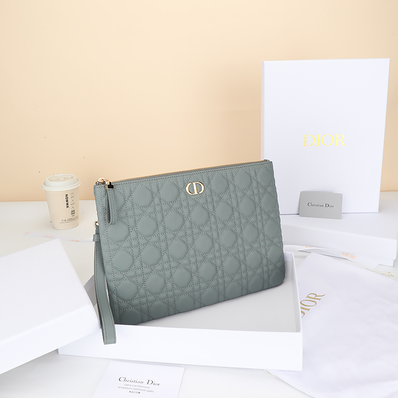NO:853003,No. S3399UWHC_M900_TU Size 30×21.5cm This Dior Caro Daily clutch bag is an elegant and practical item. It is carefully made of cloud blue soft sheep leather and decorated with classic cannage pattern and embellished with CD logo on the front. Large style, can store various daily necessities, with detachable wrist strap, can be held by hand or  Put it in your handbag.,Dior wallet,dior,wallets,handbag,sheepskin19860909编号S3399UWHC_M900_TU 尺寸30×21.5cm 这款 Dior Caro Daily手拿包是一款优雅实用的单品.采用云雾兰柔软 羊皮革精心制作,饰以经典的藤格纹缉面线正面点缀以CD标 志.大号款式,可收纳各种日常用品,搭配可拆卸腕带,可手拿或 放入手袋中.,Dior钱包,dior,wallets,handbag,sheepskin,欧美剧