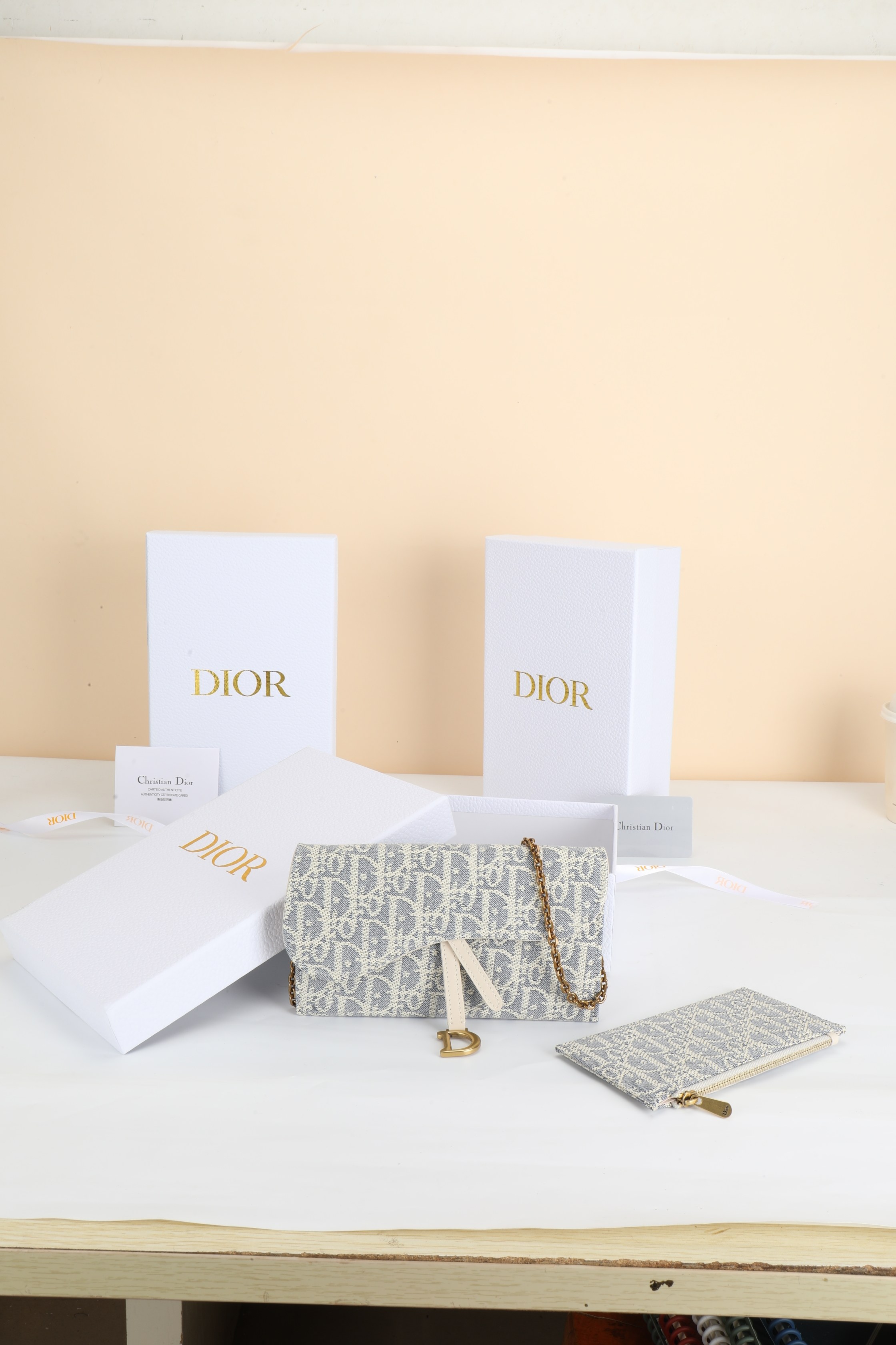 NO:853012,No. S5614CTZQ_M932_TU Size 19×9.5×3cm This saddle chain handbag is carefully made of raffia-colored Oblique printed fabric and other materials. It combines different elements and is fashionable and simple. It is equipped with an asymmetric flap and is decorated with a vintage gold-finished metal stirrup D-shaped charm. Small style, with a detachable chain shoulder strap, can be carried on the shoulder, cross-body or hand., Dior wallet, dior, wallets19860909编号S5614CTZQ_M932_TU 尺寸19×9.5×3cm 这款马鞍链条手袋采用酒椰草色 Oblique印花面料等材质精心制作, 妙融合不同元素,时尚而简约.搭配不对称翻盖,饰以复古金色饰 面金属马镫D形吊饰.小号款式,搭配可拆卸的链条肩带,可肩 背、斜挎或手拿.,Dior钱包,dior,wallets,欧美剧