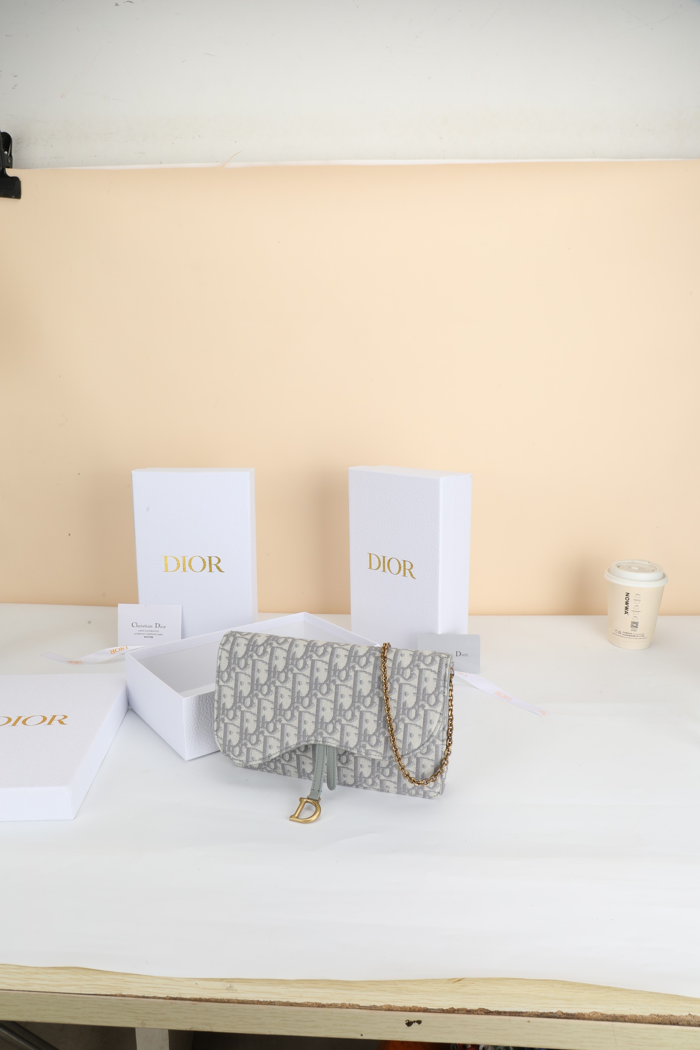 NO:853019,No. S5614CTZQ_M932_TU Dimensions 19×9.5×3cm This saddle chain handbag is carefully made of gray Oblique printed fabric and other materials. It combines different elements and is fashionable and simple. It is equipped with an asymmetric flap and is decorated with a vintage gold-finished metal stirrup D-shaped pendant. The small style is equipped with a detachable chain shoulder strap, which can be carried on the shoulder, cross-body or hand., Dior wallet, dior, wallets19860909编号S5614CTZQ_M932_TU 尺寸19×9.5×3cm 这款马鞍链条手袋采用灰色 Oblique印花面料等材质精心制作, 妙融合不同元素,时尚而简约.搭配不对称翻盖,饰以复古金色饰 面金属马镫D形吊饰.小号款式,搭配可拆卸的链条肩带,可肩 背、斜挎或手拿.,Dior钱包,dior,wallets,欧美剧