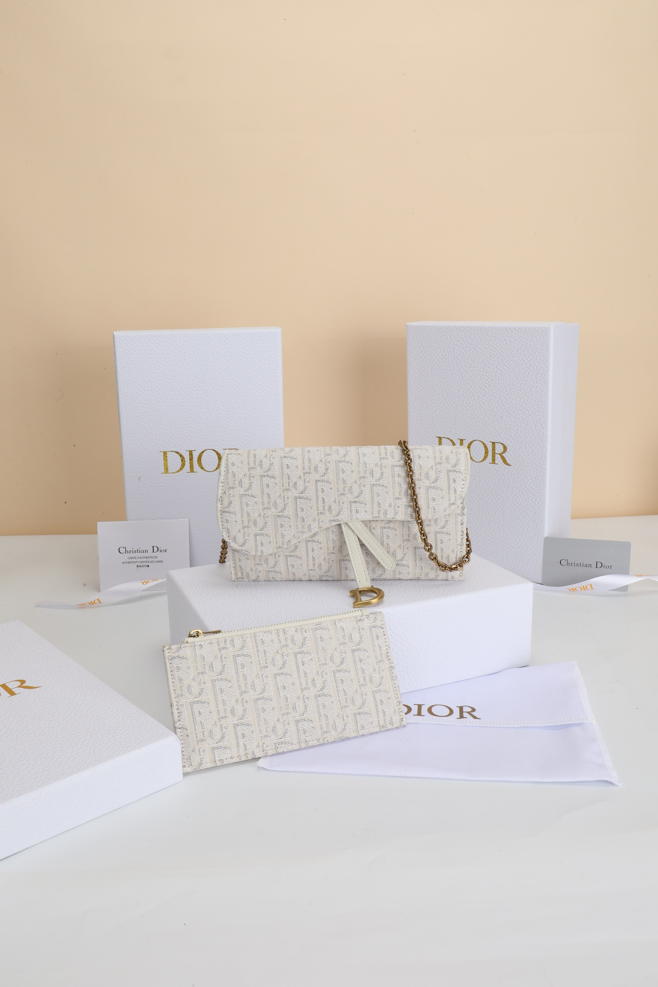 NO:852957,No. S5614CTZQ_M932_TU Size 19×9.5×3cm This saddle chain handbag is carefully made of white Oblique printed fabric and other materials. It combines different elements and is fashionable and simple. It is equipped with an asymmetric flap and is decorated with a vintage gold-finished metal stirrup D-shaped pendant. The small style is equipped with a detachable chain shoulder strap, which can be carried on the shoulder, cross-body or hand., Dior wallet, dior, wallets19860909编号S5614CTZQ_M932_TU 尺寸19×9.5×3cm 这款马鞍链条手袋采用白色 Oblique印花面料等材质精心制作, 妙融合不同元素,时尚而简约.搭配不对称翻盖,饰以复古金色饰 面金属马镫D形吊饰.小号款式,搭配可拆卸的链条肩带,可肩 背、斜挎或手拿.,Dior钱包,dior,wallets,欧美剧