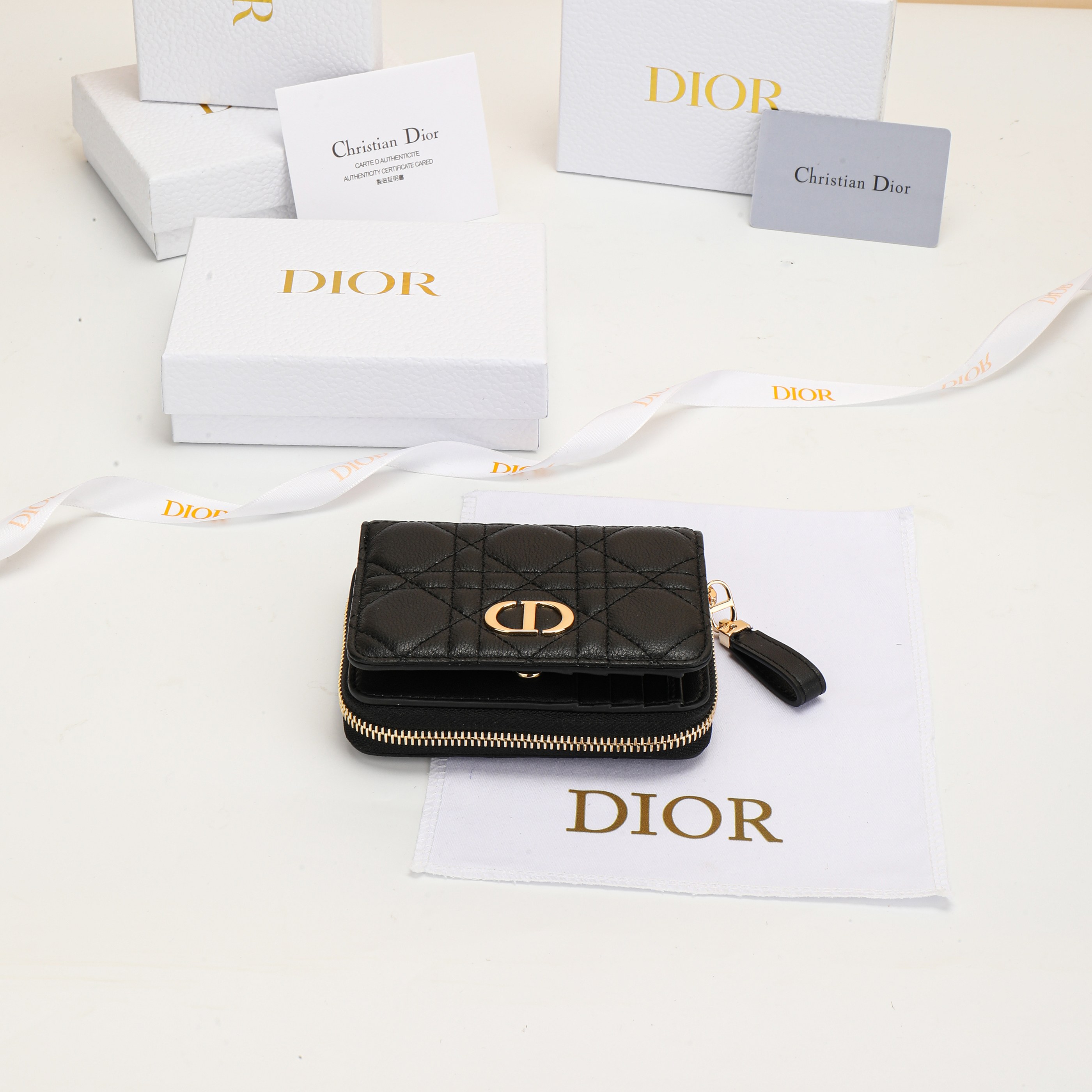 NO:852973,No. S5032UWHC_M900_TU Size 12x9x5cm This Dior Caro Dandelion card holder is elegant and practical. It is carefully made of black soft cow leather, decorated with cannage pattern topstitching, and has a CD buckle on the front. It has a vertical double-fold design with six card slots and patch pockets. It can be matched with other Dior Caro items, fashionable and elegant., Dior wallet, dior, wallets, cowhide19860909编号S5032UWHC_M900_TU 尺寸12x9x5cm 这款 Dior Caro Dandelion卡夹优雅实用.采用黑色柔软牛皮革精心制作,饰以藤格纹缉面线,正面搭配CD扣.竖版双折设计,设有六个卡槽和贴袋.可与其他Dior Caro 单品搭配,时尚高雅.,Dior钱包,dior,wallets,cowhide,欧美剧