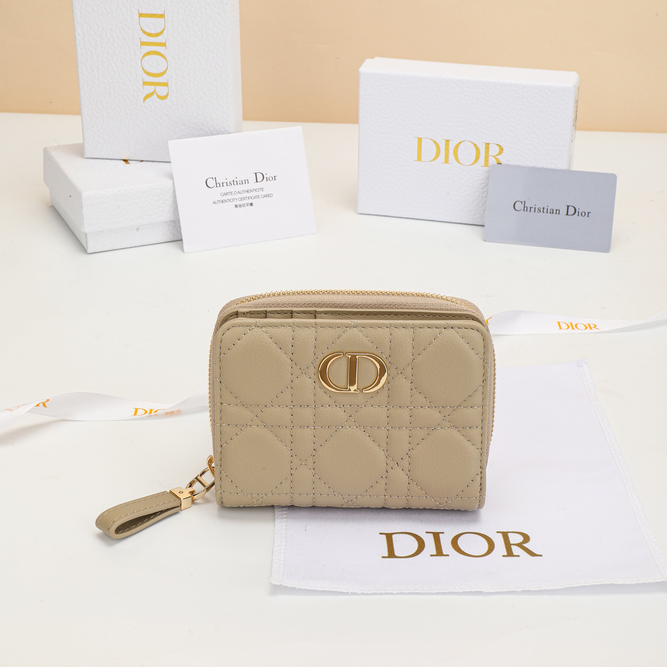 NO:852980,No. S5032UWHC_M900_TU Size 12x9x5cm This Dior Caro Dandelion card holder is elegant and practical. It is carefully made of apricot soft cow leather, decorated with cannage pattern topstitching, and has a CD buckle on the front. It has a vertical double-fold design with six card slots and patch pockets. It can be matched with other Dior Caro items, fashionable and elegant., Dior wallet, dior, wallets, cowhide19860909编号S5032UWHC_M900_TU 尺寸12x9x5cm 这款 Dior Caro Dandelion卡夹优雅实用.采用杏色柔软牛皮革精心制作,饰以藤格纹缉面线,正面搭配CD扣.竖版双折设计,设有六个卡槽和贴袋.可与其他Dior Caro 单品搭配,时尚高雅.,Dior钱包,dior,wallets,cowhide,欧美剧