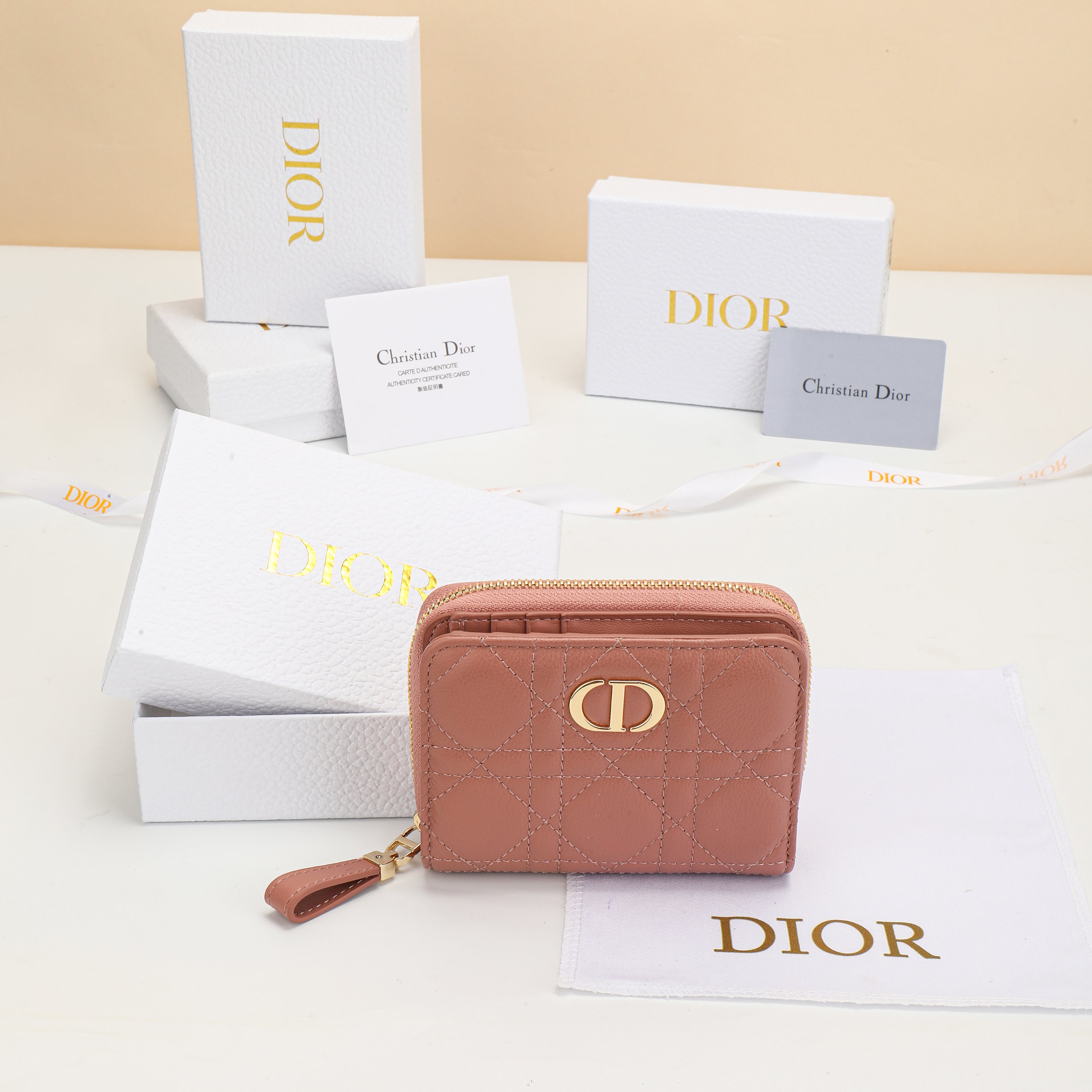 NO:852987,No. S5032UWHC_M900_TU Size 12x9x5cm This Dior Caro Dandelion card holder is elegant and practical. It is carefully made of blush pink soft cow leather, decorated with cannage pattern topstitching, and has a CD buckle on the front. Vertical bi-fold design, with six card slots and patch pockets. It can be matched with other Dior Caro items, fashionable and elegant., Dior wallet, dior, wallets, cowhide19860909编号S5032UWHC_M900_TU 尺寸12x9x5cm 这款 Dior Caro Dandelion卡夹优雅实用.采用胭脂粉色柔软牛皮革精心制作,饰以藤格纹缉面线,正面搭配CD扣.竖版双折设计,设有六个卡槽和贴袋.可与其他Dior Caro 单品搭配,时尚高雅.,Dior钱包,dior,wallets,cowhide,欧美剧
