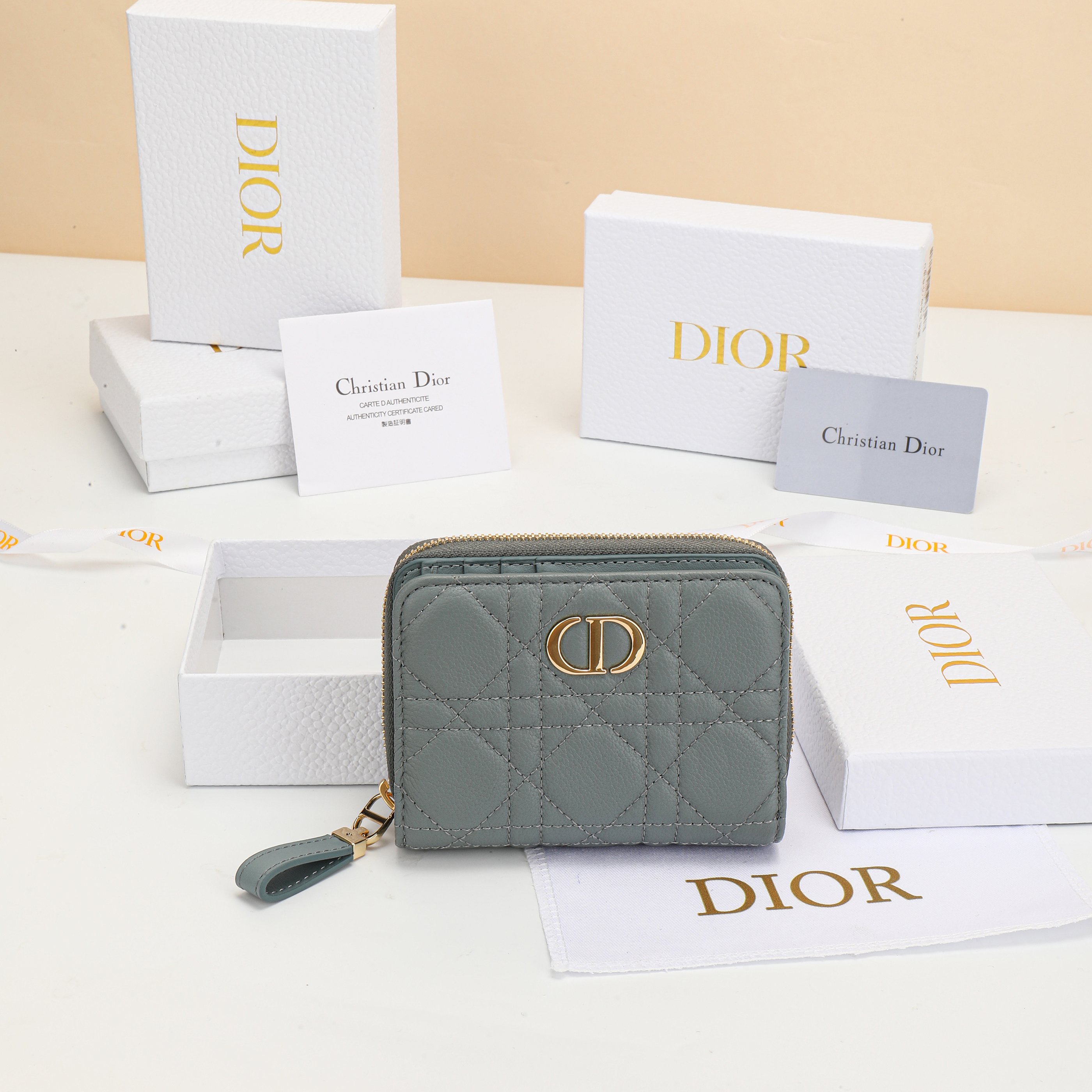 NO:852994,No. S5032UWHC_M900_TU Size 12x9x5cm This Dior Caro Dandelion card holder is elegant and practical. It is carefully made of cloud blue soft cow leather, decorated with cannage pattern topstitching, and has a CD buckle on the front. It has a vertical bi-fold design with six card slots and patch pockets. It can be matched with other Dior Caro items, fashionable and elegant., Dior wallet, dior, wallets, cowhide19860909编号S5032UWHC_M900_TU 尺寸12x9x5cm 这款 Dior Caro Dandelion卡夹优雅实用.采用云雾蓝色柔软牛皮革精心制作,饰以藤格纹缉面线,正面搭配CD扣.竖版双折设计,设有六个卡槽和贴袋.可与其他Dior Caro 单品搭配,时尚高雅.,Dior钱包,dior,wallets,cowhide,欧美剧