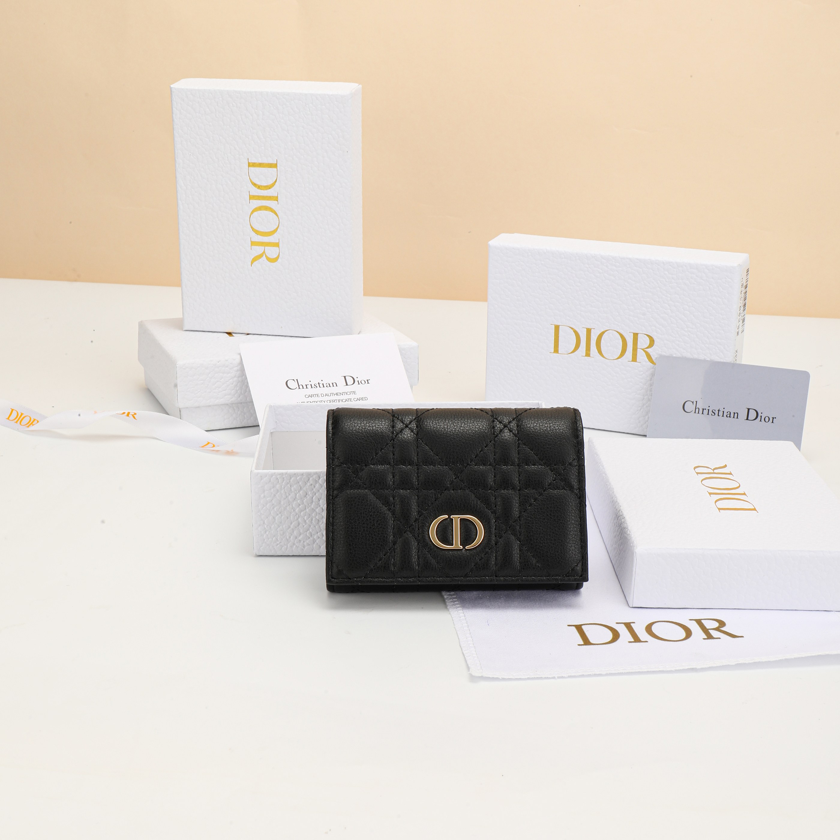 NO:853002,No. S5132UWHC_M900_TU Size 11×7.5×2.5cm This Dior Caro Glycine wallet is compact, practical and unique. It is carefully made of black soft cow leather, decorated with cannage pattern topstitching, and embellished with the CD logo on the front to enhance the style. Elegant and refined, it can store various daily necessities, suitable for various occasions, and can be combined with other Dior Caro  Single product matching., Dior wallet, dior, wallets, cowhide19860909编号S5132UWHC_M900_TU 尺寸11×7.5×2.5cm 这款 Dior Caro Glycine钱包精巧实用,别具一格.采用黑色柔软 牛皮革精心制作,饰以藤格纹缉面线,正面点缀以 CD 标志提升格 调.高雅精致,可收纳各种日常用品,适合各种场合,可与其他 Dior Caro 单品搭配.,Dior钱包,dior,wallets,cowhide,欧美剧
